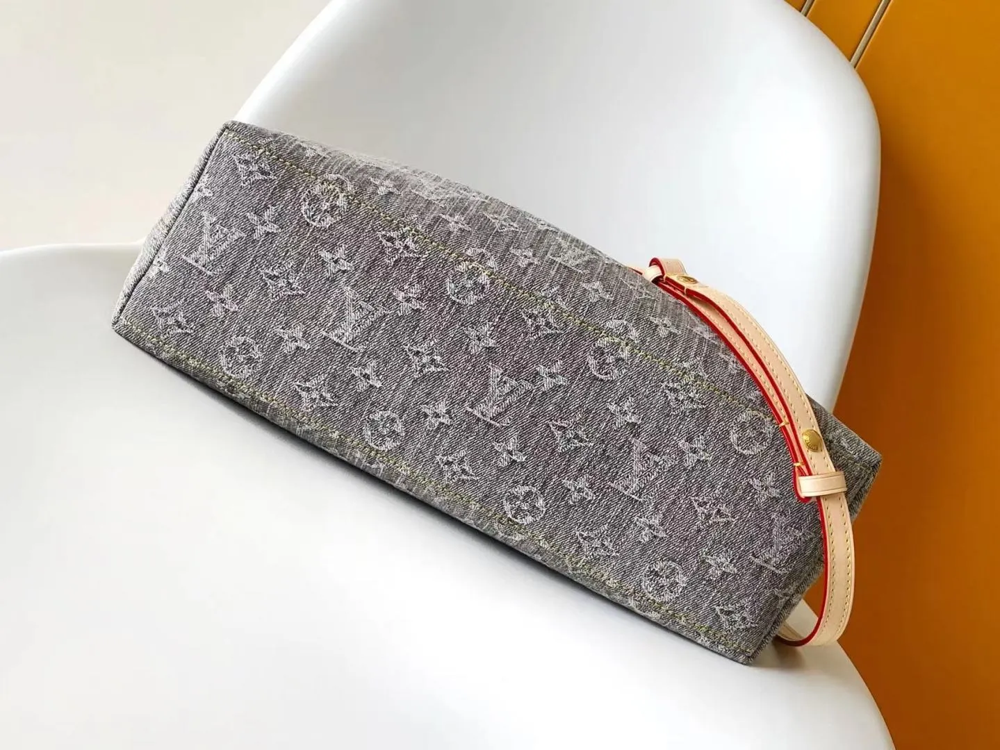 💰1340 Top Original Order M13390 Top Original Order Dynamic 163 This Coussin Hobo MM handbag celebrates the return of the brand’s iconic Monogram Denim pattern, originally launched in 2005. Made of organic cotton, it's woven from black and white yarns that have been faded to create a vintage look. Spacious, it's decorated with a light gold metallic finish and includes a removable pocket with a slide lock to securely store small items. This model can be worn crosswise, on the shoulder or on the hand.  38 x 33 x 10 cm (Length x Height x Width) Gray faded Organic cotton Natural cowhide leather lining Organic cotton lining Light gold-tone metal Sliding door closure Removable inner pocket with zipper Can contain: 13" tablet, smartphone, keys, Zippy wallet, red lips, headphones, other effects Shoulder strap: removable, adjustable Strap length: 30.0 cm Maximum strap length: 50.0 cm Chain: Removable Chain length: 30.0 cm Maximum chain length: 50.0 cm