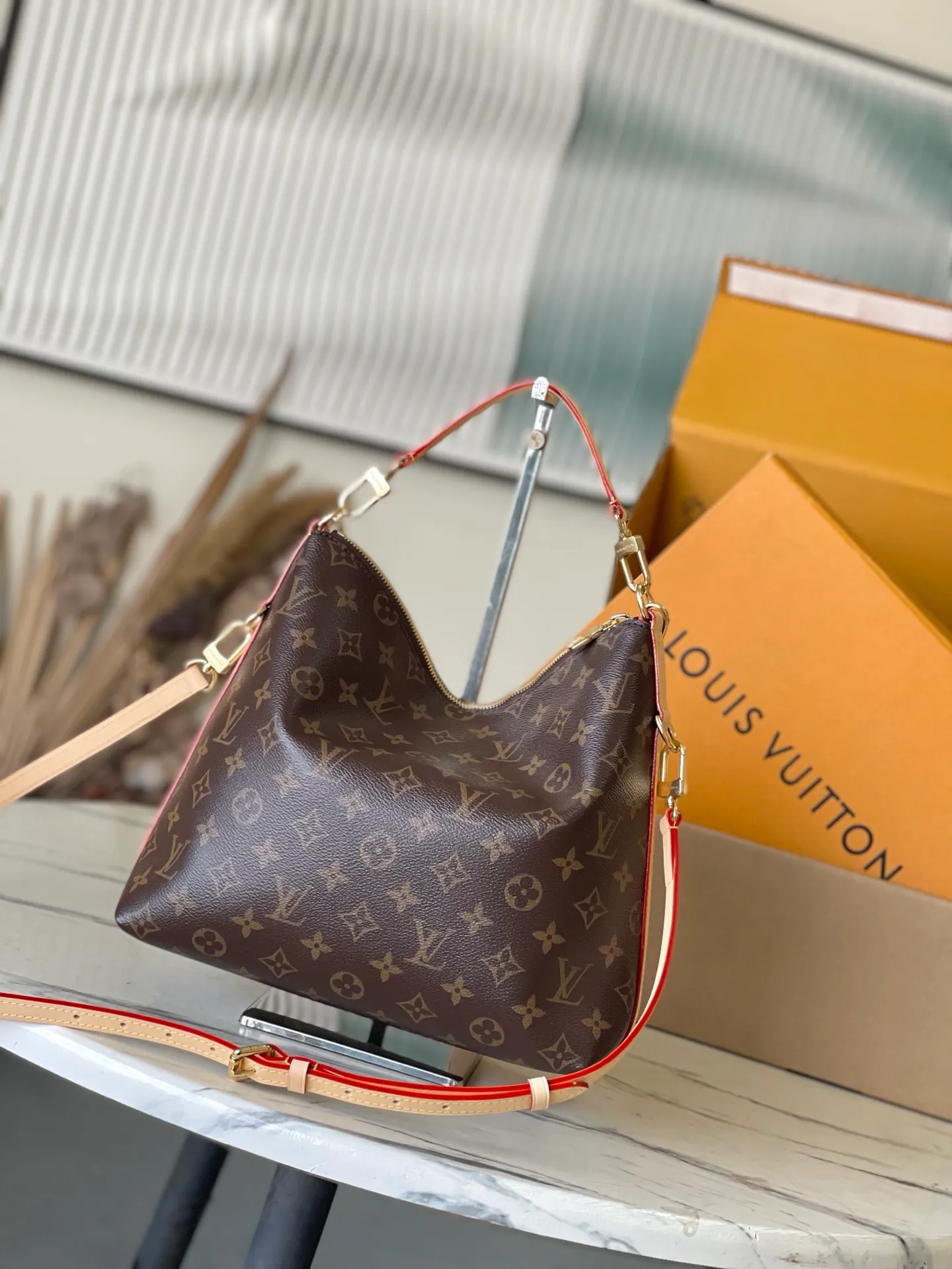 💰860 Top original M27825 Multipass handbag, as its name suggests, is a modern style handbag suitable for various occasions. Drawing inspiration from the Express handbag, it uses iconic Monogram canvas to create a casual drape body and is supplemented by contrasting VWN cow leather trim. Metal hardware adds a sophisticated touch to the look, and it comes with a detachable braided chain. Dimensions: 30 × 26 × 10 cm
