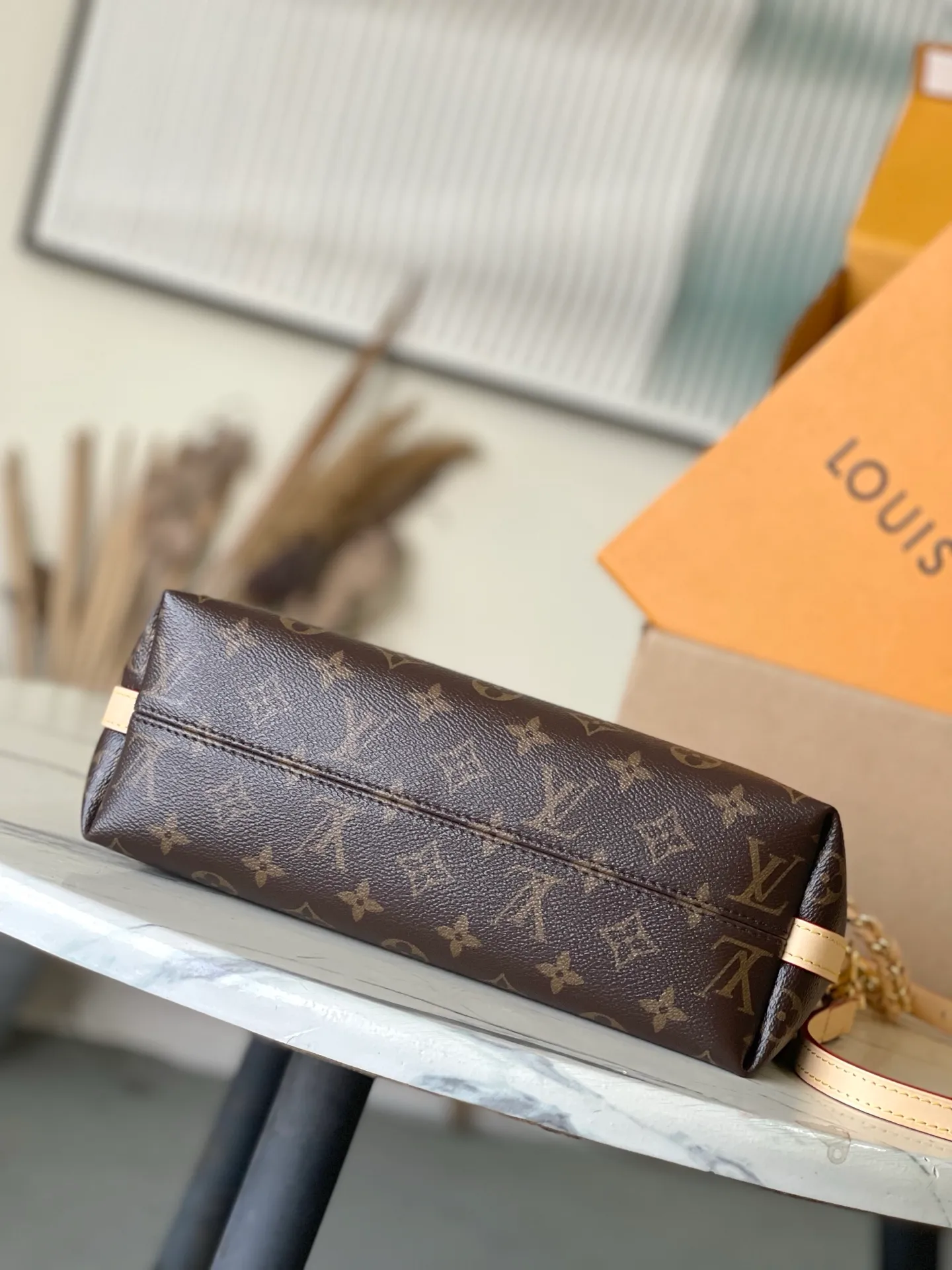 💰860 Top original M27825 Multipass handbag, as its name suggests, is a modern style handbag suitable for various occasions. Drawing inspiration from the Express handbag, it uses iconic Monogram canvas to create a casual drape body and is supplemented by contrasting VWN cow leather trim. Metal hardware adds a sophisticated touch to the look, and it comes with a detachable braided chain. Dimensions: 30 × 26 × 10 cm