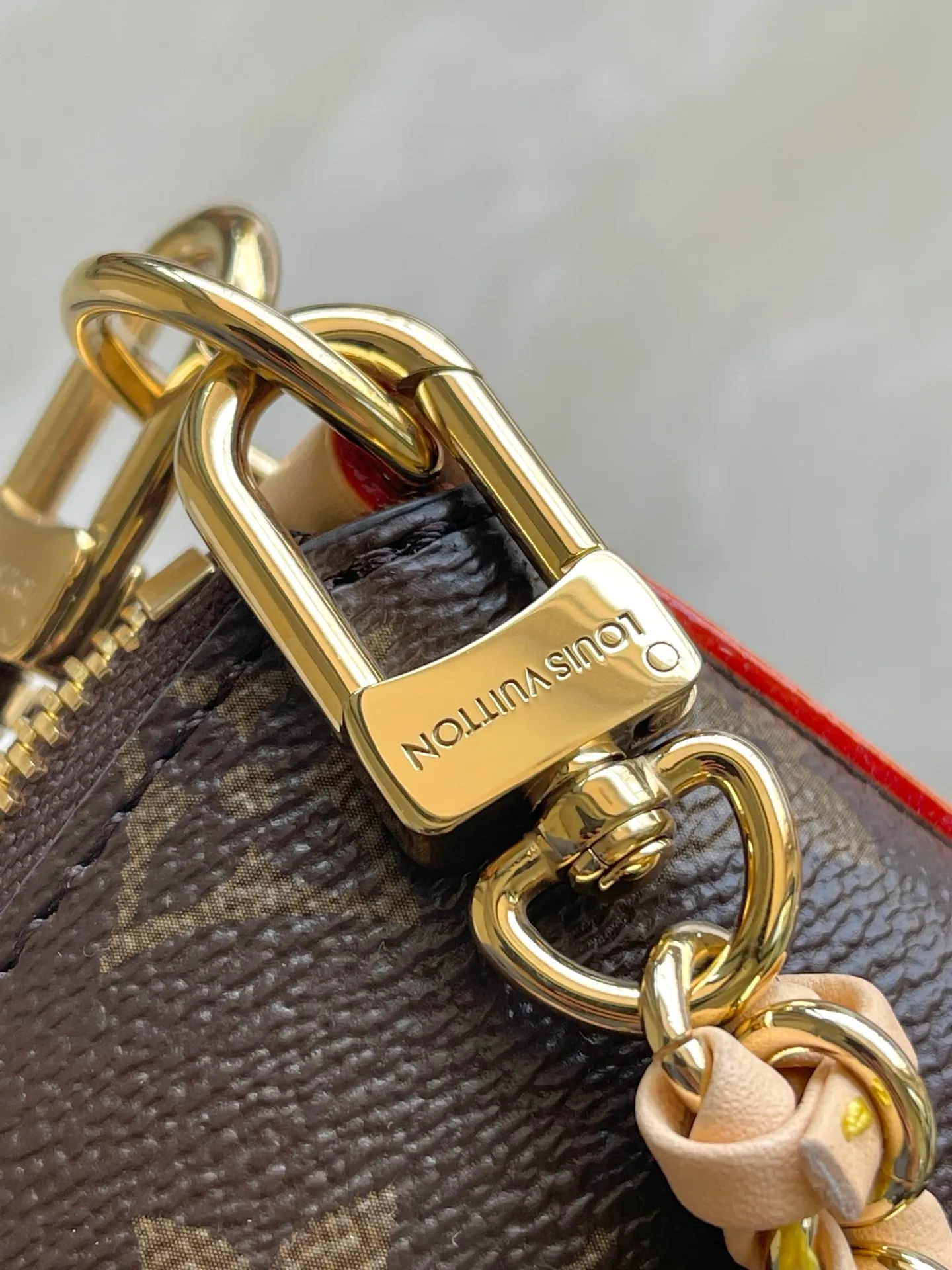 💰860 Top original M27825 Multipass handbag, as its name suggests, is a modern style handbag suitable for various occasions. Drawing inspiration from the Express handbag, it uses iconic Monogram canvas to create a casual drape body and is supplemented by contrasting VWN cow leather trim. Metal hardware adds a sophisticated touch to the look, and it comes with a detachable braided chain. Dimensions: 30 × 26 × 10 cm