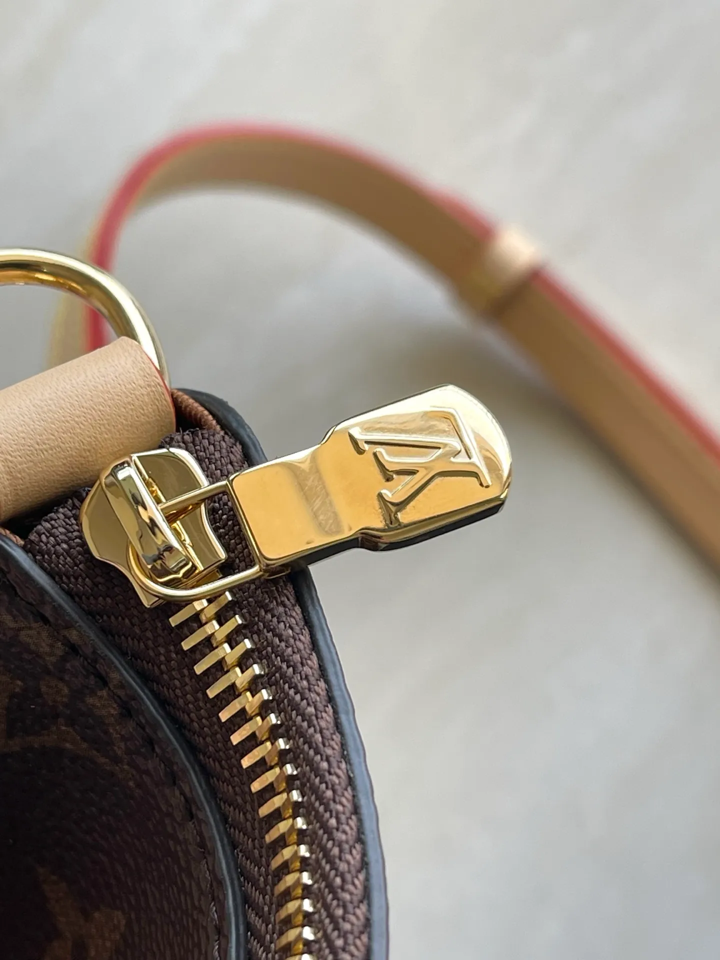 💰860 Top original M27825 Multipass handbag, as its name suggests, is a modern style handbag suitable for various occasions. Drawing inspiration from the Express handbag, it uses iconic Monogram canvas to create a casual drape body and is supplemented by contrasting VWN cow leather trim. Metal hardware adds a sophisticated touch to the look, and it comes with a detachable braided chain. Dimensions: 30 × 26 × 10 cm