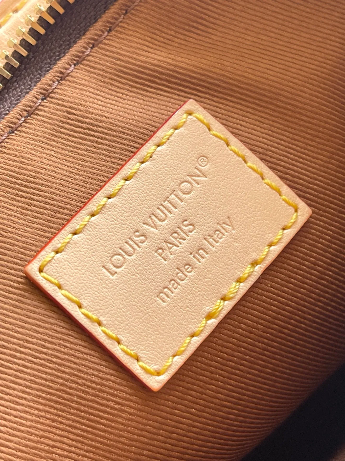 💰860 Top original M27825 Multipass handbag, as its name suggests, is a modern style handbag suitable for various occasions. Drawing inspiration from the Express handbag, it uses iconic Monogram canvas to create a casual drape body and is supplemented by contrasting VWN cow leather trim. Metal hardware adds a sophisticated touch to the look, and it comes with a detachable braided chain. Dimensions: 30 × 26 × 10 cm