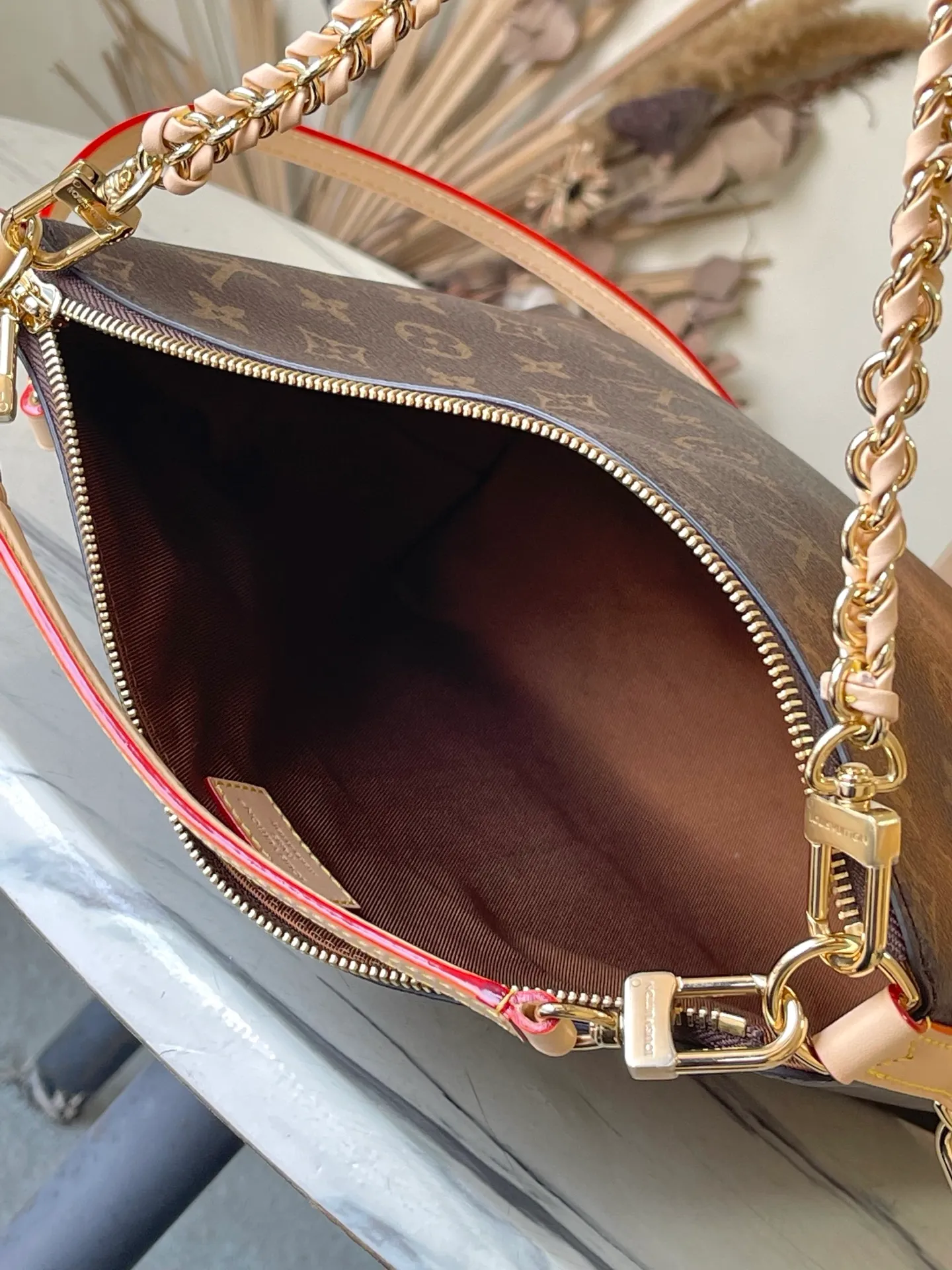 💰860 Top original M27825 Multipass handbag, as its name suggests, is a modern style handbag suitable for various occasions. Drawing inspiration from the Express handbag, it uses iconic Monogram canvas to create a casual drape body and is supplemented by contrasting VWN cow leather trim. Metal hardware adds a sophisticated touch to the look, and it comes with a detachable braided chain. Dimensions: 30 × 26 × 10 cm