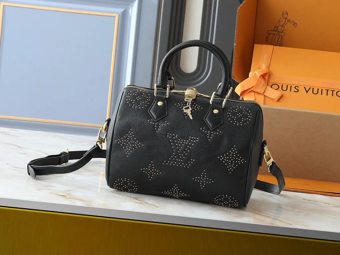 💰260💰Upgraded from the original M46736 M59273 M58947 M21464 M59609, the Speedy Bandoulière 25 handbag makes an eye-catching reappearance in the 2021 autumn Wild at Heart capsule series. It is embossed with oversized LV letters in Monogram Empreinte leather, and the detachable shoulder strap adds a crossbody option. Dimensions: 25.0 x 19.0 x 15.0 cm (L x H x W).