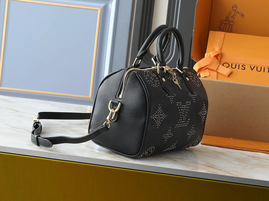 💰260💰Upgraded from the original M46736 M59273 M58947 M21464 M59609, the Speedy Bandoulière 25 handbag makes an eye-catching reappearance in the 2021 autumn Wild at Heart capsule series. It is embossed with oversized LV letters in Monogram Empreinte leather, and the detachable shoulder strap adds a crossbody option. Dimensions: 25.0 x 19.0 x 15.0 cm (L x H x W).