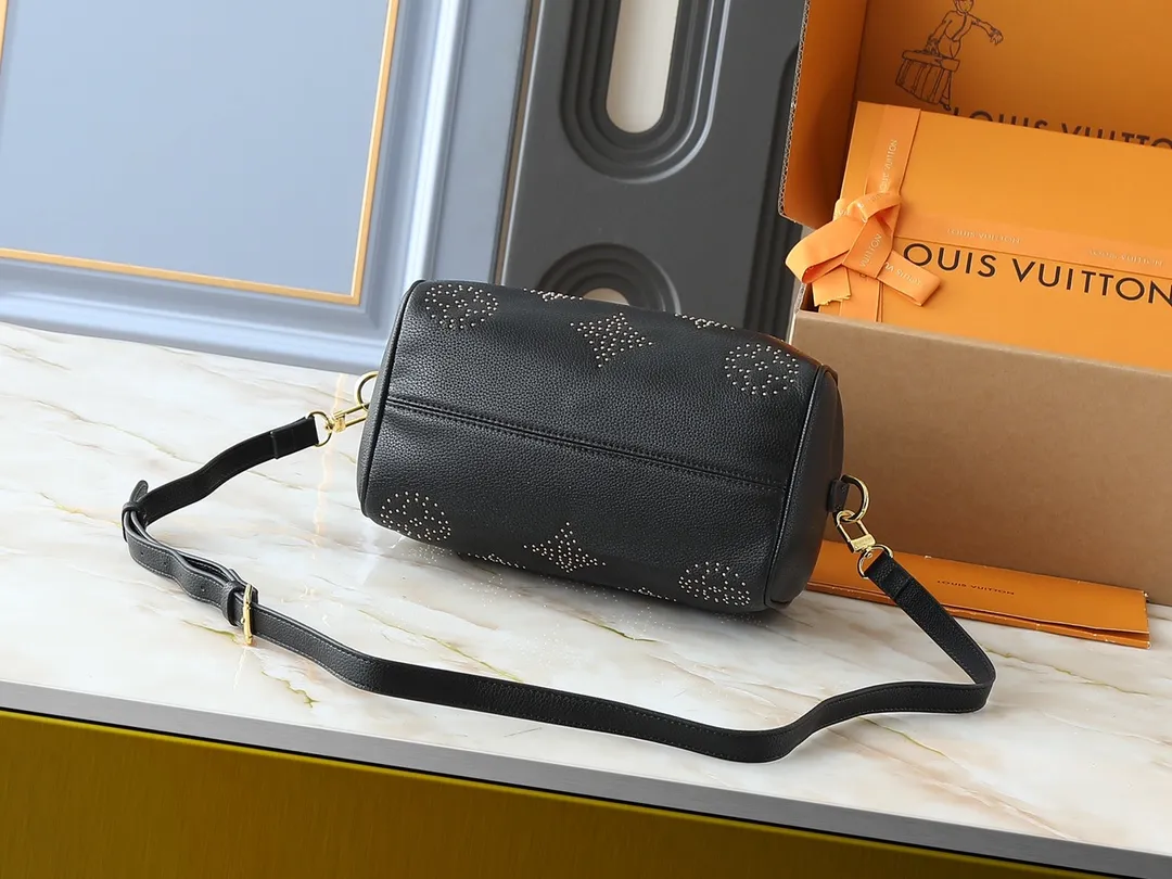 💰260💰Upgraded from the original M46736 M59273 M58947 M21464 M59609, the Speedy Bandoulière 25 handbag makes an eye-catching reappearance in the 2021 autumn Wild at Heart capsule series. It is embossed with oversized LV letters in Monogram Empreinte leather, and the detachable shoulder strap adds a crossbody option. Dimensions: 25.0 x 19.0 x 15.0 cm (L x H x W).