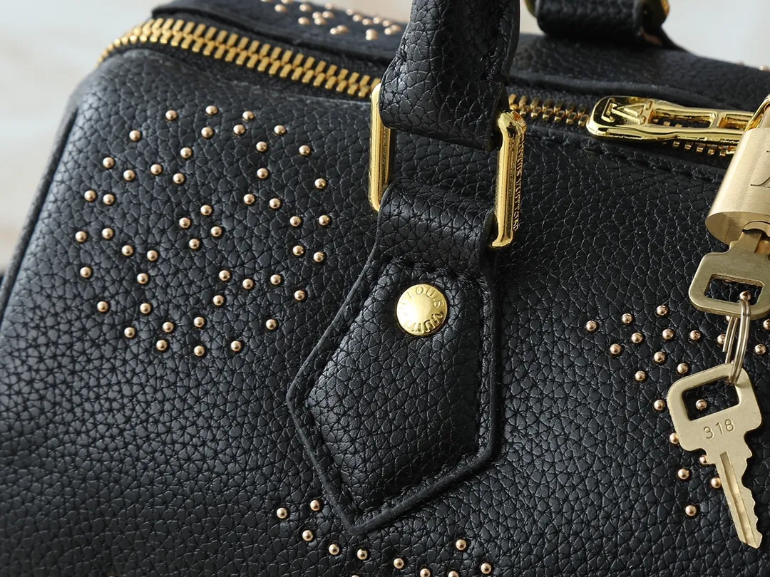 💰260💰Upgraded from the original M46736 M59273 M58947 M21464 M59609, the Speedy Bandoulière 25 handbag makes an eye-catching reappearance in the 2021 autumn Wild at Heart capsule series. It is embossed with oversized LV letters in Monogram Empreinte leather, and the detachable shoulder strap adds a crossbody option. Dimensions: 25.0 x 19.0 x 15.0 cm (L x H x W).