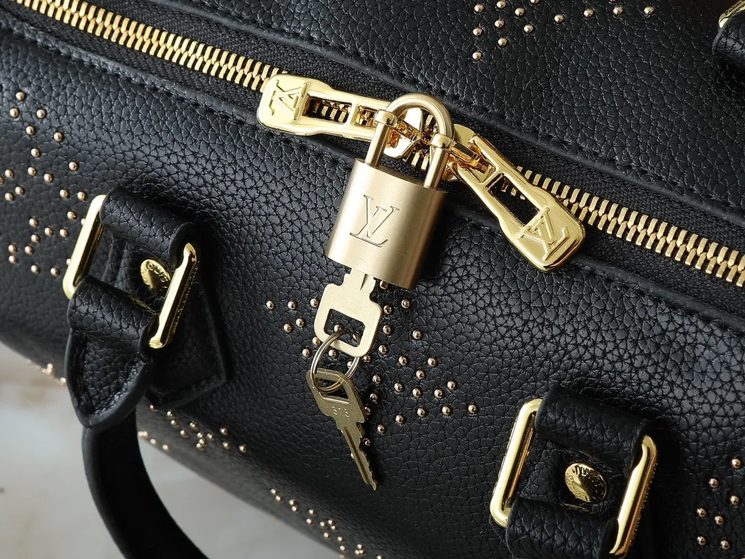 💰260💰Upgraded from the original M46736 M59273 M58947 M21464 M59609, the Speedy Bandoulière 25 handbag makes an eye-catching reappearance in the 2021 autumn Wild at Heart capsule series. It is embossed with oversized LV letters in Monogram Empreinte leather, and the detachable shoulder strap adds a crossbody option. Dimensions: 25.0 x 19.0 x 15.0 cm (L x H x W).