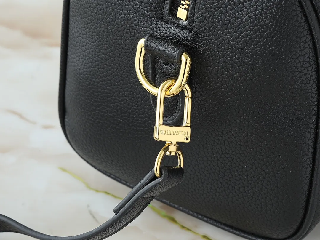 💰260💰Upgraded from the original M46736 M59273 M58947 M21464 M59609, the Speedy Bandoulière 25 handbag makes an eye-catching reappearance in the 2021 autumn Wild at Heart capsule series. It is embossed with oversized LV letters in Monogram Empreinte leather, and the detachable shoulder strap adds a crossbody option. Dimensions: 25.0 x 19.0 x 15.0 cm (L x H x W).
