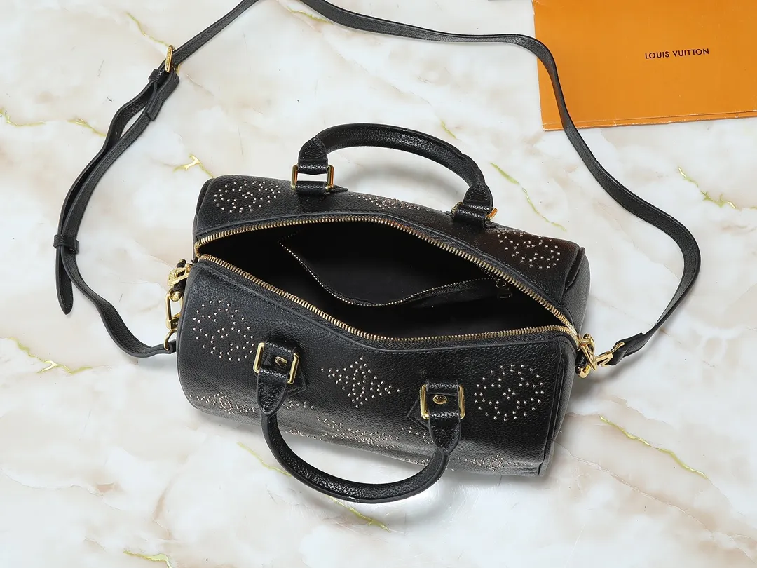 💰260💰Upgraded from the original M46736 M59273 M58947 M21464 M59609, the Speedy Bandoulière 25 handbag makes an eye-catching reappearance in the 2021 autumn Wild at Heart capsule series. It is embossed with oversized LV letters in Monogram Empreinte leather, and the detachable shoulder strap adds a crossbody option. Dimensions: 25.0 x 19.0 x 15.0 cm (L x H x W).