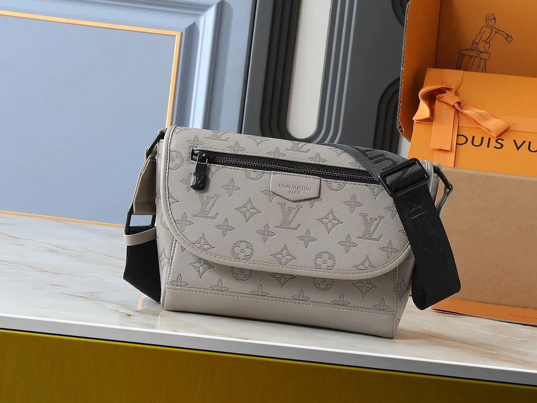 💰220💰Upgraded from the original M14912 M14874 M14079 M12681 M12806 M12636 This Pulse messenger bag is made of Monogram Eclipse canvas and has a delicate structure, with a cord zipper puller for the outer pocket on the flap. The magnetic closure makes it easy to access items, and the leather shoulder strap can be adjusted using the side loops, making it ideal for shoulder or cross-body wear. 26.6 x 17.0 x 11.0 cm (length x height x width)