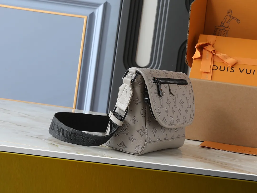 💰220💰Upgraded from the original M14912 M14874 M14079 M12681 M12806 M12636 This Pulse messenger bag is made of Monogram Eclipse canvas and has a delicate structure, with a cord zipper puller for the outer pocket on the flap. The magnetic closure makes it easy to access items, and the leather shoulder strap can be adjusted using the side loops, making it ideal for shoulder or cross-body wear. 26.6 x 17.0 x 11.0 cm (length x height x width)