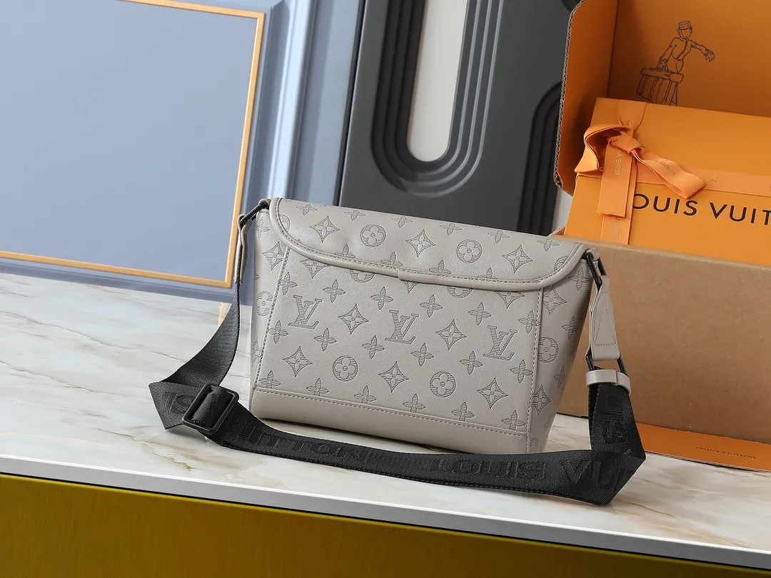 💰220💰Upgraded from the original M14912 M14874 M14079 M12681 M12806 M12636 This Pulse messenger bag is made of Monogram Eclipse canvas and has a delicate structure, with a cord zipper puller for the outer pocket on the flap. The magnetic closure makes it easy to access items, and the leather shoulder strap can be adjusted using the side loops, making it ideal for shoulder or cross-body wear. 26.6 x 17.0 x 11.0 cm (length x height x width)