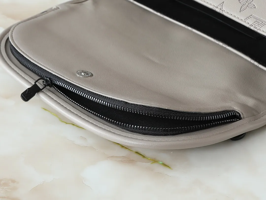 💰220💰Upgraded from the original M14912 M14874 M14079 M12681 M12806 M12636 This Pulse messenger bag is made of Monogram Eclipse canvas and has a delicate structure, with a cord zipper puller for the outer pocket on the flap. The magnetic closure makes it easy to access items, and the leather shoulder strap can be adjusted using the side loops, making it ideal for shoulder or cross-body wear. 26.6 x 17.0 x 11.0 cm (length x height x width)
