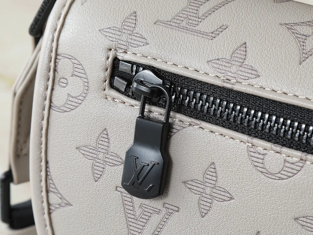 💰220💰Upgraded from the original M14912 M14874 M14079 M12681 M12806 M12636 This Pulse messenger bag is made of Monogram Eclipse canvas and has a delicate structure, with a cord zipper puller for the outer pocket on the flap. The magnetic closure makes it easy to access items, and the leather shoulder strap can be adjusted using the side loops, making it ideal for shoulder or cross-body wear. 26.6 x 17.0 x 11.0 cm (length x height x width)