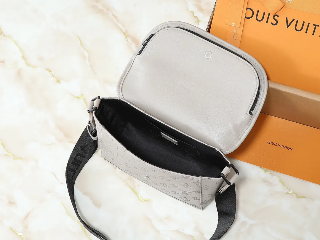 💰220💰Upgraded from the original M14912 M14874 M14079 M12681 M12806 M12636 This Pulse messenger bag is made of Monogram Eclipse canvas and has a delicate structure, with a cord zipper puller for the outer pocket on the flap. The magnetic closure makes it easy to access items, and the leather shoulder strap can be adjusted using the side loops, making it ideal for shoulder or cross-body wear. 26.6 x 17.0 x 11.0 cm (length x height x width)