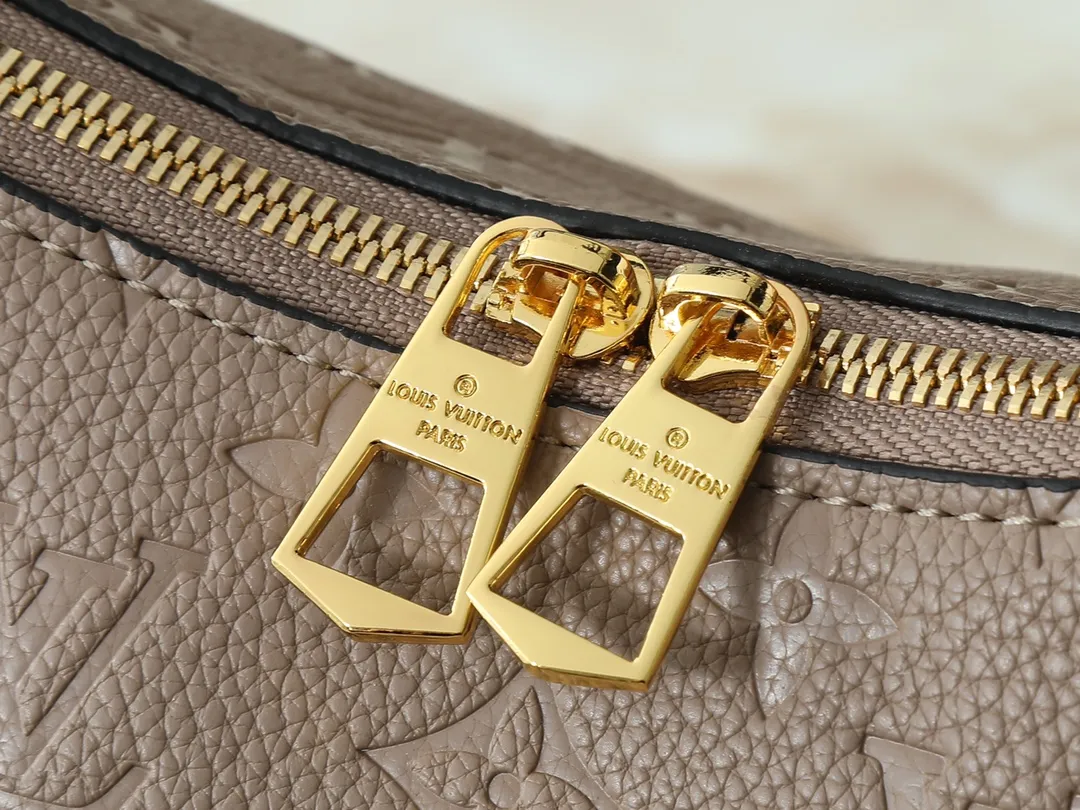 💰260💰Upgraded original M25854 M13706 This classic Boulogne handbag has been upgraded to a roomy GM size, perfect for carrying laptops and other essentials. Inspired by an archival model from 1984, this elegant design is crafted from Monogram Empreinte leather and embellished with an exclusive gold braided chain that can be removed if desired. You can choose to wear it cross-body, over the shoulder or by hand. Dimensions: 40 × 29 × 15 cm (length x height x width)