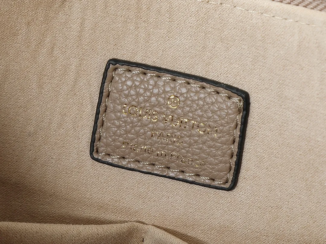 💰260💰Upgraded original M25854 M13706 This classic Boulogne handbag has been upgraded to a roomy GM size, perfect for carrying laptops and other essentials. Inspired by an archival model from 1984, this elegant design is crafted from Monogram Empreinte leather and embellished with an exclusive gold braided chain that can be removed if desired. You can choose to wear it cross-body, over the shoulder or by hand. Dimensions: 40 × 29 × 15 cm (length x height x width)