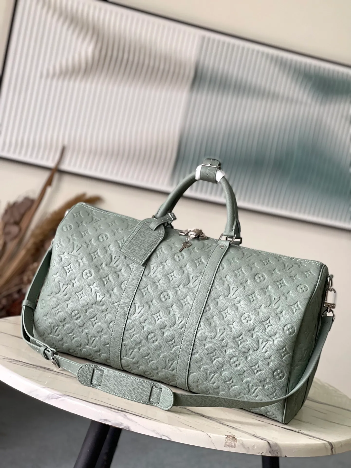 💰1460 (top layer leather) top original order M13976 gray green classic Keepall travel bag releases the modern novelty of Monogram Shadow leather. Crafted from soft cow leather and embossed with the iconic Monogram pattern, it has ample capacity and a carry-on size suitable for short trips. Detailed features50 x 29 x 23 cm (length x height x width)