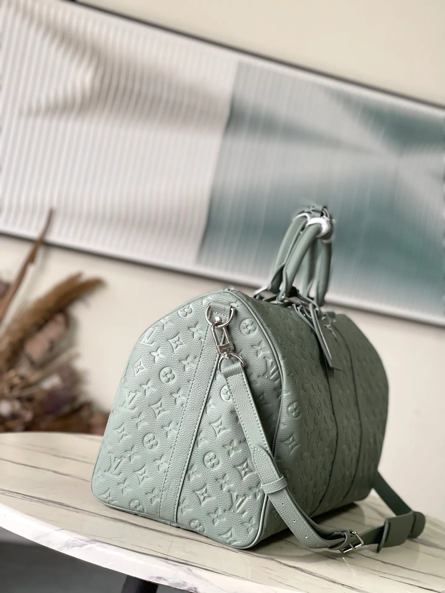 💰1460 (top layer leather) top original order M13976 gray green classic Keepall travel bag releases the modern novelty of Monogram Shadow leather. Crafted from soft cow leather and embossed with the iconic Monogram pattern, it has ample capacity and a carry-on size suitable for short trips. Detailed features50 x 29 x 23 cm (length x height x width)