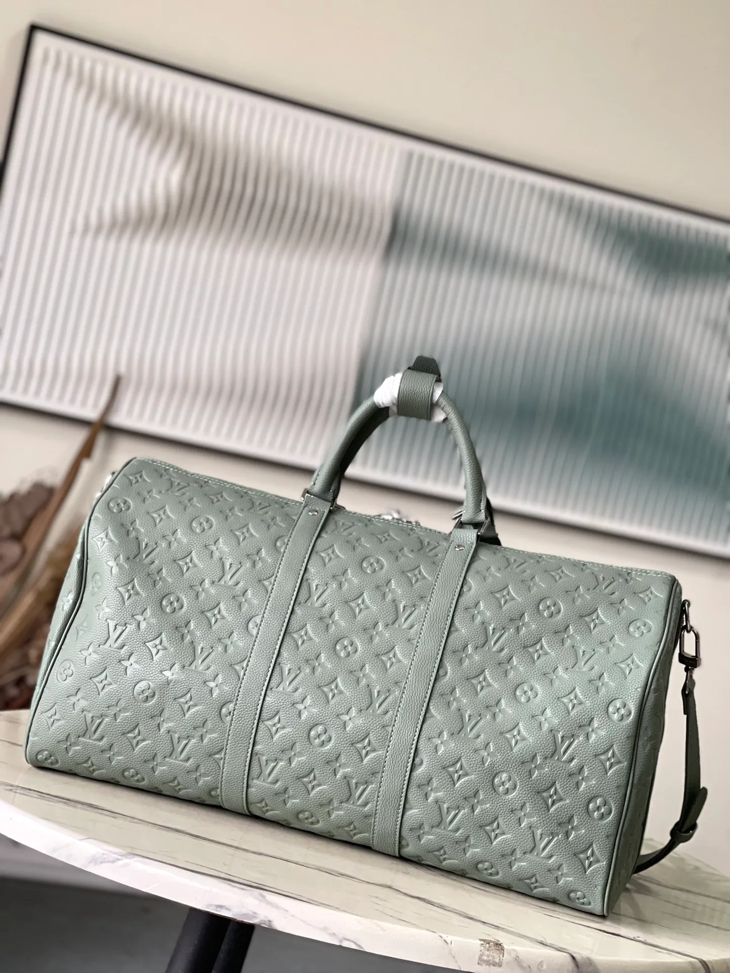 💰1460 (top layer leather) top original order M13976 gray green classic Keepall travel bag releases the modern novelty of Monogram Shadow leather. Crafted from soft cow leather and embossed with the iconic Monogram pattern, it has ample capacity and a carry-on size suitable for short trips. Detailed features50 x 29 x 23 cm (length x height x width)