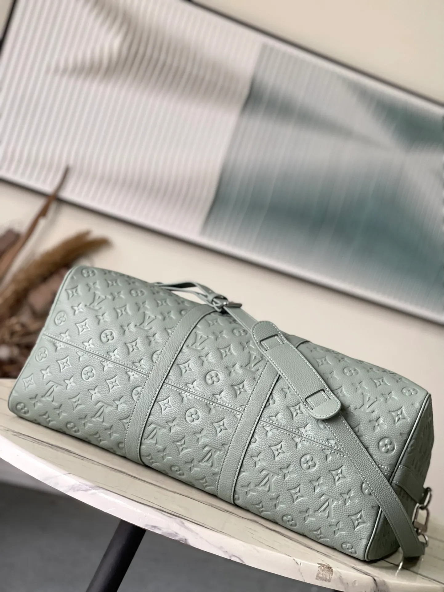💰1460 (top layer leather) top original order M13976 gray green classic Keepall travel bag releases the modern novelty of Monogram Shadow leather. Crafted from soft cow leather and embossed with the iconic Monogram pattern, it has ample capacity and a carry-on size suitable for short trips. Detailed features50 x 29 x 23 cm (length x height x width)