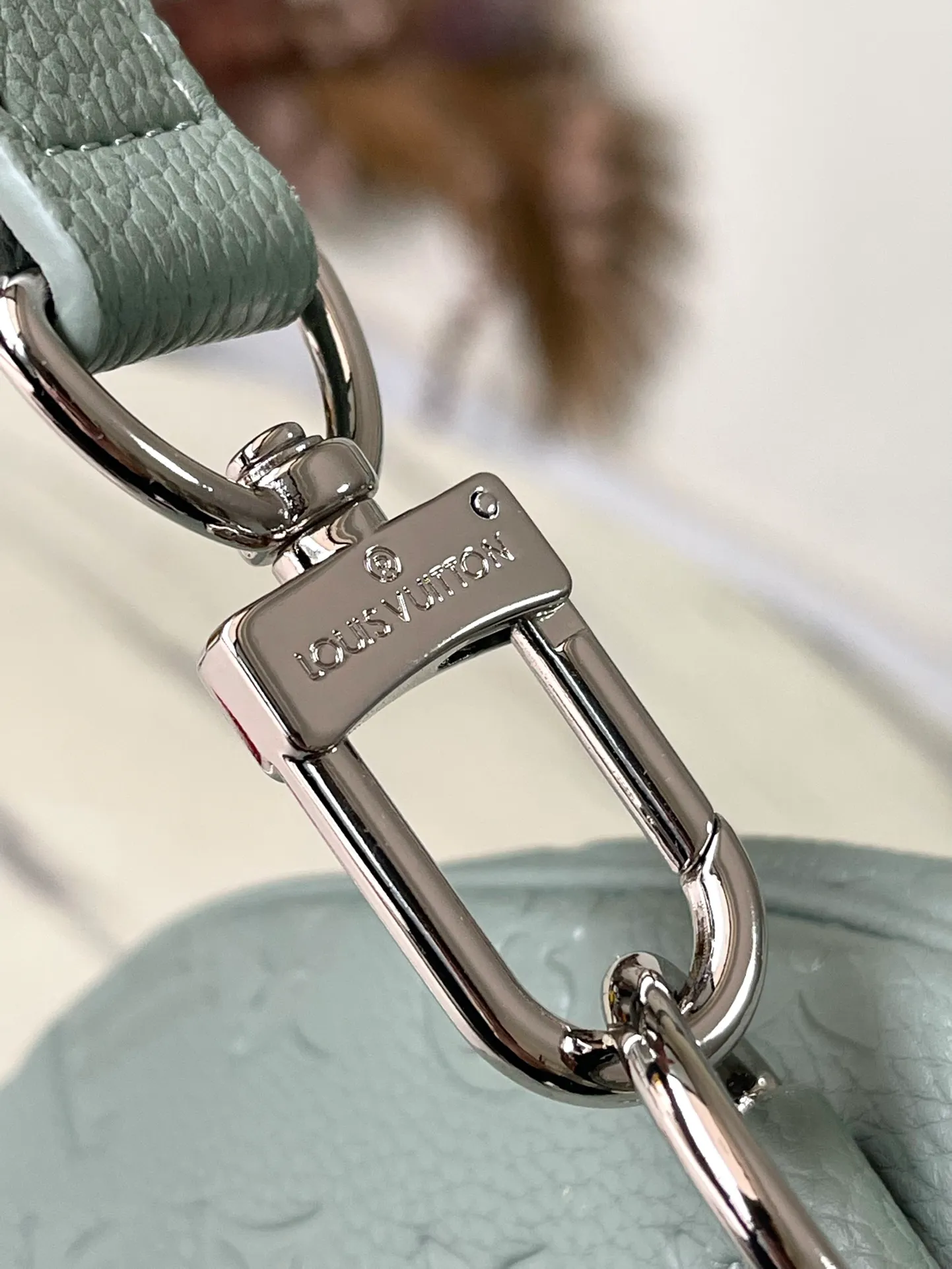 💰1460 (top layer leather) top original order M13976 gray green classic Keepall travel bag releases the modern novelty of Monogram Shadow leather. Crafted from soft cow leather and embossed with the iconic Monogram pattern, it has ample capacity and a carry-on size suitable for short trips. Detailed features50 x 29 x 23 cm (length x height x width)