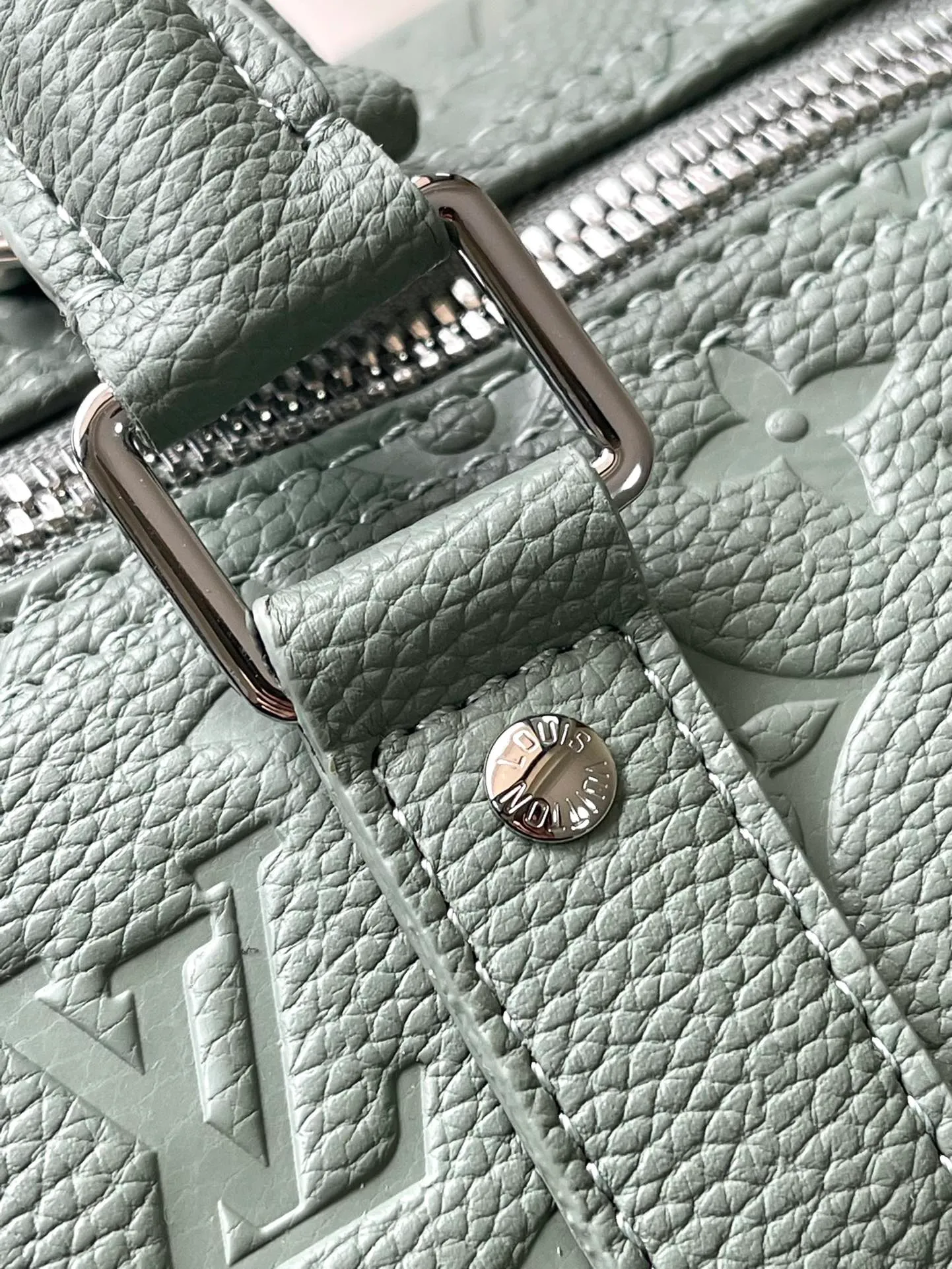 💰1460 (top layer leather) top original order M13976 gray green classic Keepall travel bag releases the modern novelty of Monogram Shadow leather. Crafted from soft cow leather and embossed with the iconic Monogram pattern, it has ample capacity and a carry-on size suitable for short trips. Detailed features50 x 29 x 23 cm (length x height x width)