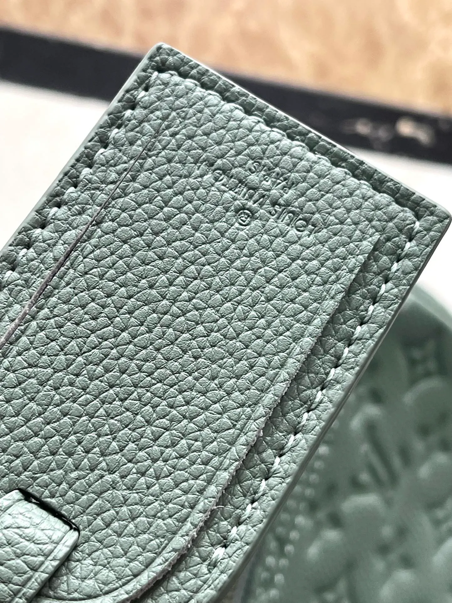 💰1460 (top layer leather) top original order M13976 gray green classic Keepall travel bag releases the modern novelty of Monogram Shadow leather. Crafted from soft cow leather and embossed with the iconic Monogram pattern, it has ample capacity and a carry-on size suitable for short trips. Detailed features50 x 29 x 23 cm (length x height x width)