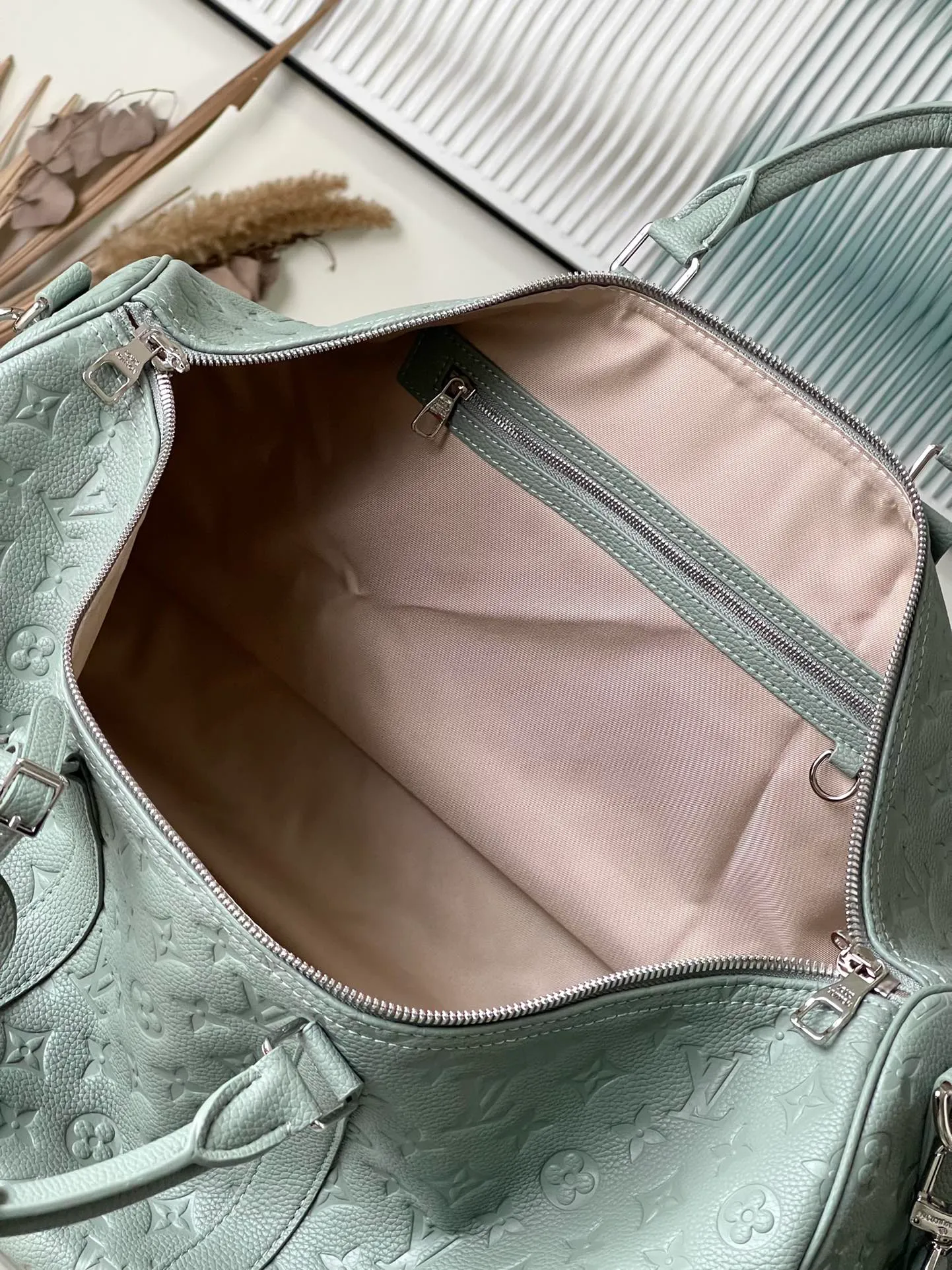 💰1460 (top layer leather) top original order M13976 gray green classic Keepall travel bag releases the modern novelty of Monogram Shadow leather. Crafted from soft cow leather and embossed with the iconic Monogram pattern, it has ample capacity and a carry-on size suitable for short trips. Detailed features50 x 29 x 23 cm (length x height x width)
