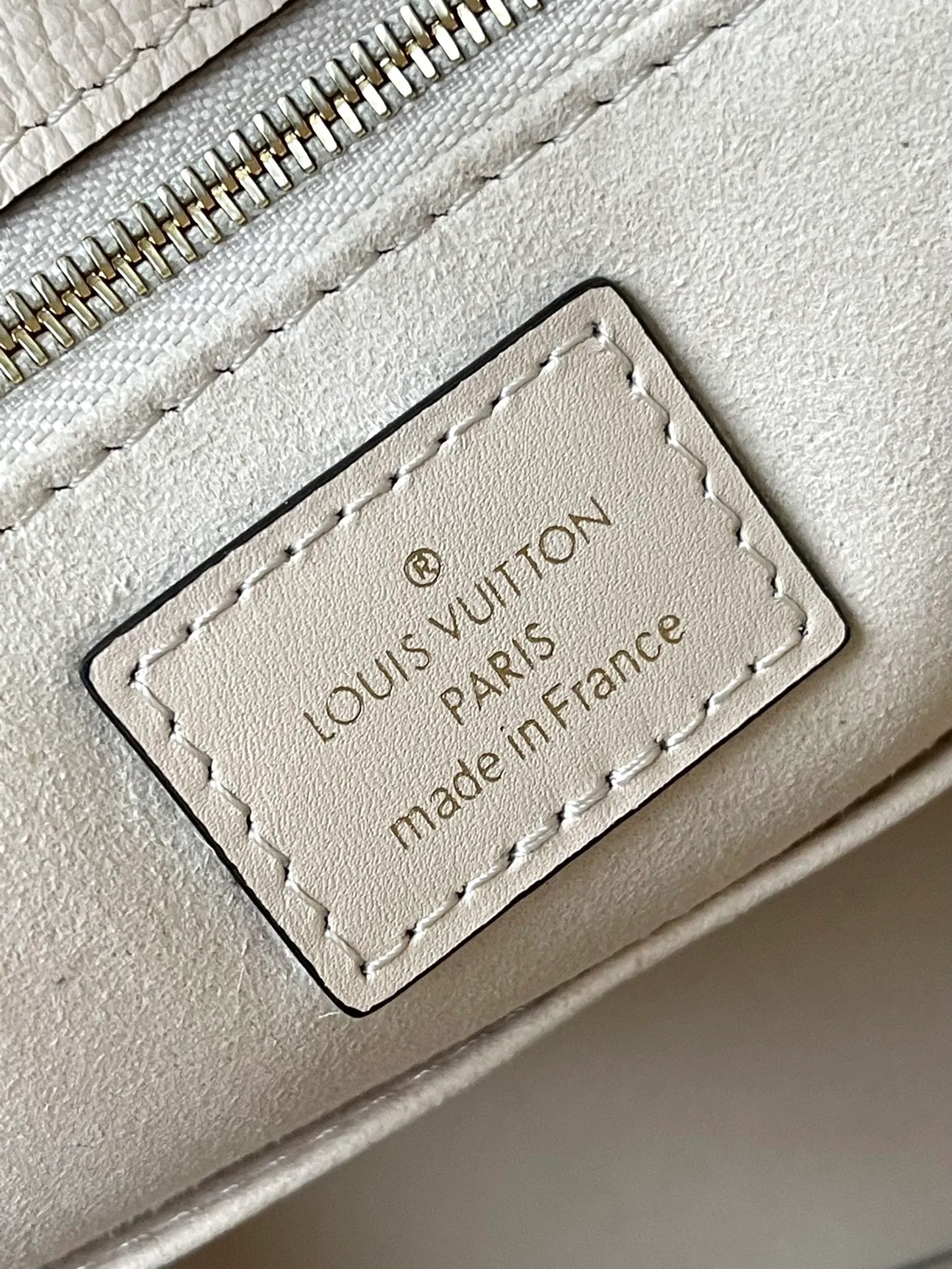 💰1120 (top layer leather) top original order M46531 supports counter inspection. The photo taken of duty-free goods is consistent with the product without unpacking. This product is an exclusive duty-free product in the market and is the highest-end product. Inspection is supported. This product has passed strict inspection and is flawless. Please wear gloves when touching the product. This product is not returnable or exchangeable. Please confirm the product first and then remove the label on the handle. This product is temporarily not open to the public, only regular customers, and is in short supply. Dimensions: 35 x 27 x 14 cm
