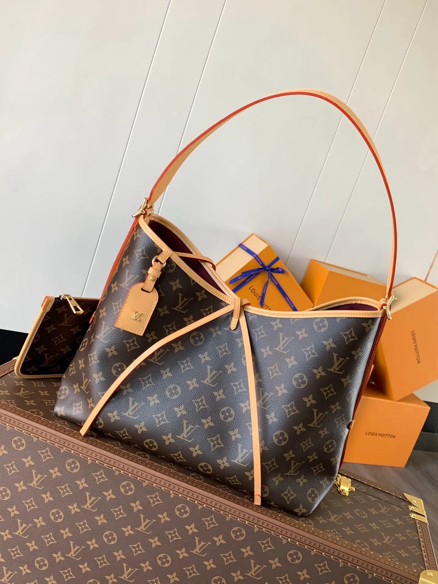 💰860 transcoding chip, top-quality original order [Exclusive real shot, inside version M46197] Louis Vuitton launches a new CarryAll medium handbag, with Monogram canvas and leather trimming to create a body-fitting design. There's a zipped pocket inside the ample space, and a detachable zipped clutch adds a functional element, with a buckle-adjustable handle. Dimensions: 39.0 x 30.0 x 15.0 cm (length x height x width)