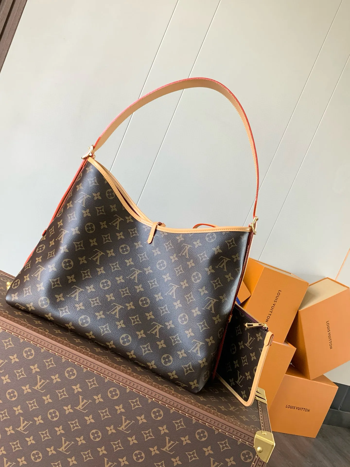 💰860 transcoding chip, top-quality original order [Exclusive real shot, inside version M46197] Louis Vuitton launches a new CarryAll medium handbag, with Monogram canvas and leather trimming to create a body-fitting design. There's a zipped pocket inside the ample space, and a detachable zipped clutch adds a functional element, with a buckle-adjustable handle. Dimensions: 39.0 x 30.0 x 15.0 cm (length x height x width)