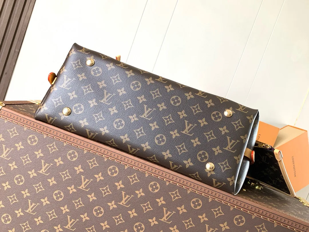 💰860 transcoding chip, top-quality original order [Exclusive real shot, inside version M46197] Louis Vuitton launches a new CarryAll medium handbag, with Monogram canvas and leather trimming to create a body-fitting design. There's a zipped pocket inside the ample space, and a detachable zipped clutch adds a functional element, with a buckle-adjustable handle. Dimensions: 39.0 x 30.0 x 15.0 cm (length x height x width)