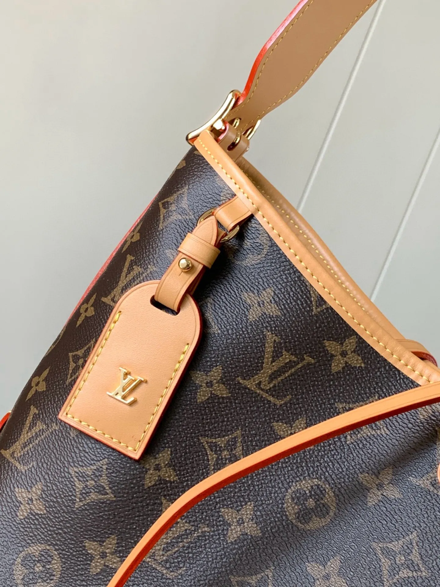 💰860 transcoding chip, top-quality original order [Exclusive real shot, inside version M46197] Louis Vuitton launches a new CarryAll medium handbag, with Monogram canvas and leather trimming to create a body-fitting design. There's a zipped pocket inside the ample space, and a detachable zipped clutch adds a functional element, with a buckle-adjustable handle. Dimensions: 39.0 x 30.0 x 15.0 cm (length x height x width)
