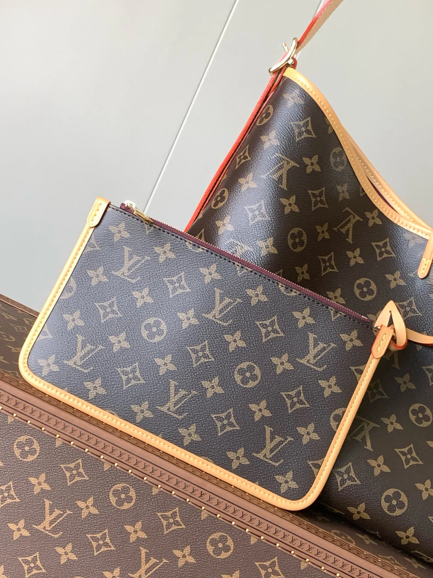 💰860 transcoding chip, top-quality original order [Exclusive real shot, inside version M46197] Louis Vuitton launches a new CarryAll medium handbag, with Monogram canvas and leather trimming to create a body-fitting design. There's a zipped pocket inside the ample space, and a detachable zipped clutch adds a functional element, with a buckle-adjustable handle. Dimensions: 39.0 x 30.0 x 15.0 cm (length x height x width)