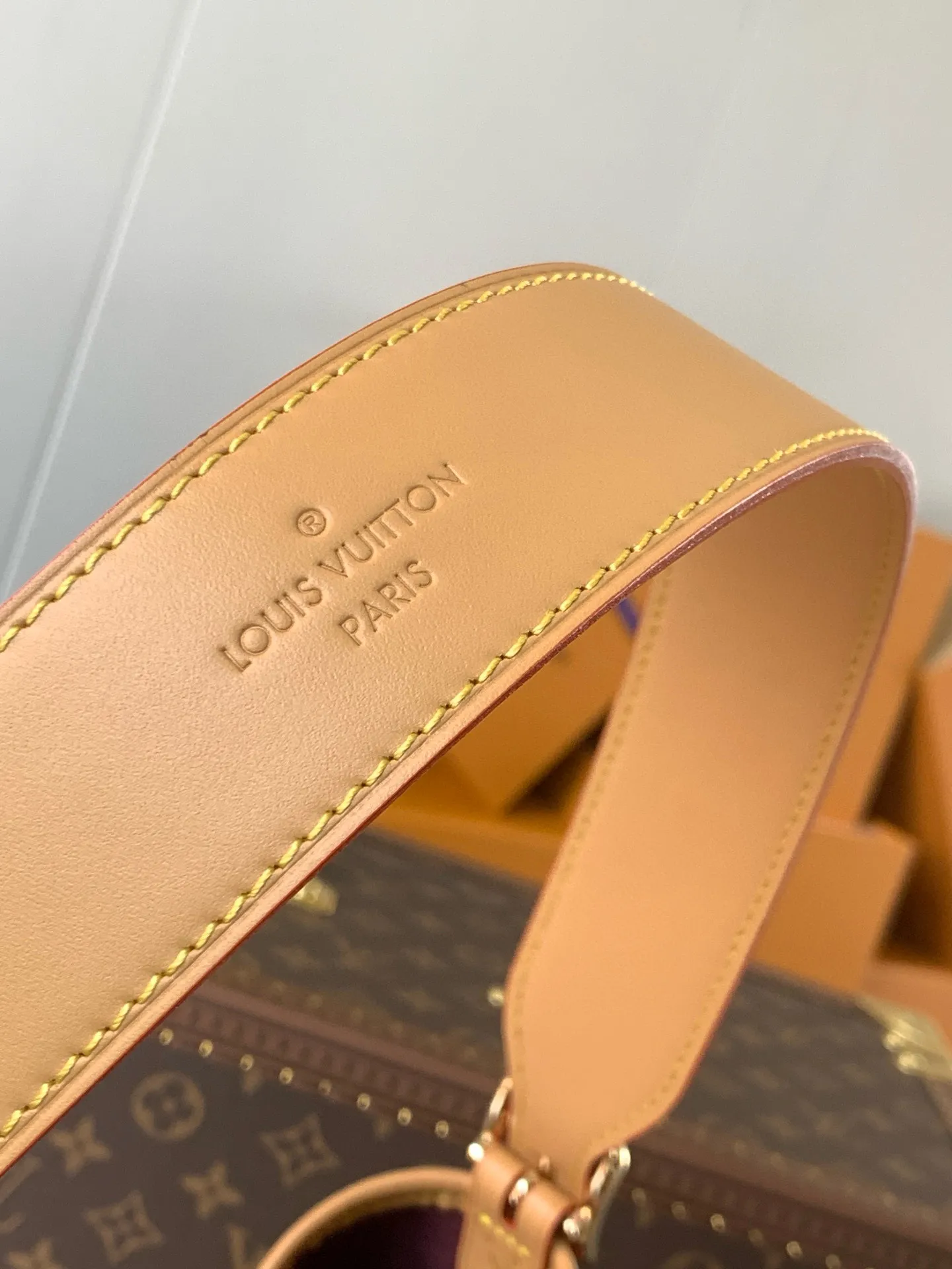 💰860 transcoding chip, top-quality original order [Exclusive real shot, inside version M46197] Louis Vuitton launches a new CarryAll medium handbag, with Monogram canvas and leather trimming to create a body-fitting design. There's a zipped pocket inside the ample space, and a detachable zipped clutch adds a functional element, with a buckle-adjustable handle. Dimensions: 39.0 x 30.0 x 15.0 cm (length x height x width)