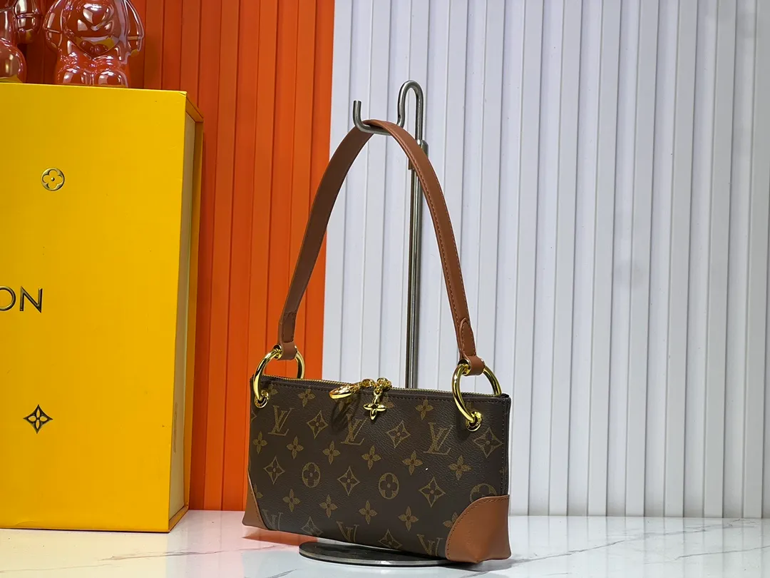 Batch 220💰Upgraded original M12174 This Pochette Sèvres belongs to the LV ski collection and is ready to shine in a "shiny" gun metal tone. It's crafted from signature Monogram Empreinte leather with pale gold hardware for an elegant contrast. The double zip closure features two pendants, one depicting an LV ring and the other displaying a crystal-embellished Monogram flower. Think of it as the perfect après-ski bag. Dimensions: 25 x 13 x 5 cm (length x height x width)