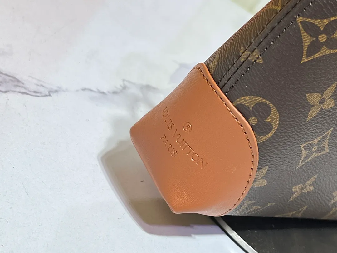 Batch 220💰Upgraded original M12174 This Pochette Sèvres belongs to the LV ski collection and is ready to shine in a "shiny" gun metal tone. It's crafted from signature Monogram Empreinte leather with pale gold hardware for an elegant contrast. The double zip closure features two pendants, one depicting an LV ring and the other displaying a crystal-embellished Monogram flower. Think of it as the perfect après-ski bag. Dimensions: 25 x 13 x 5 cm (length x height x width)