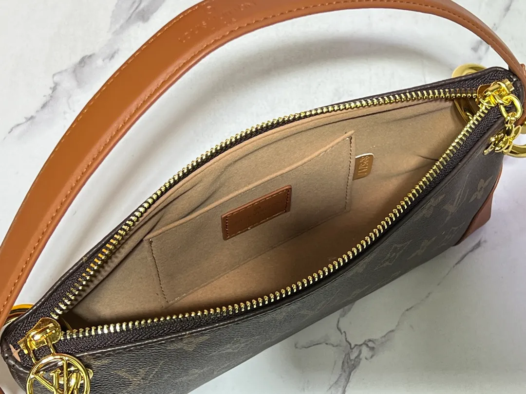 Batch 220💰Upgraded original M12174 This Pochette Sèvres belongs to the LV ski collection and is ready to shine in a "shiny" gun metal tone. It's crafted from signature Monogram Empreinte leather with pale gold hardware for an elegant contrast. The double zip closure features two pendants, one depicting an LV ring and the other displaying a crystal-embellished Monogram flower. Think of it as the perfect après-ski bag. Dimensions: 25 x 13 x 5 cm (length x height x width)