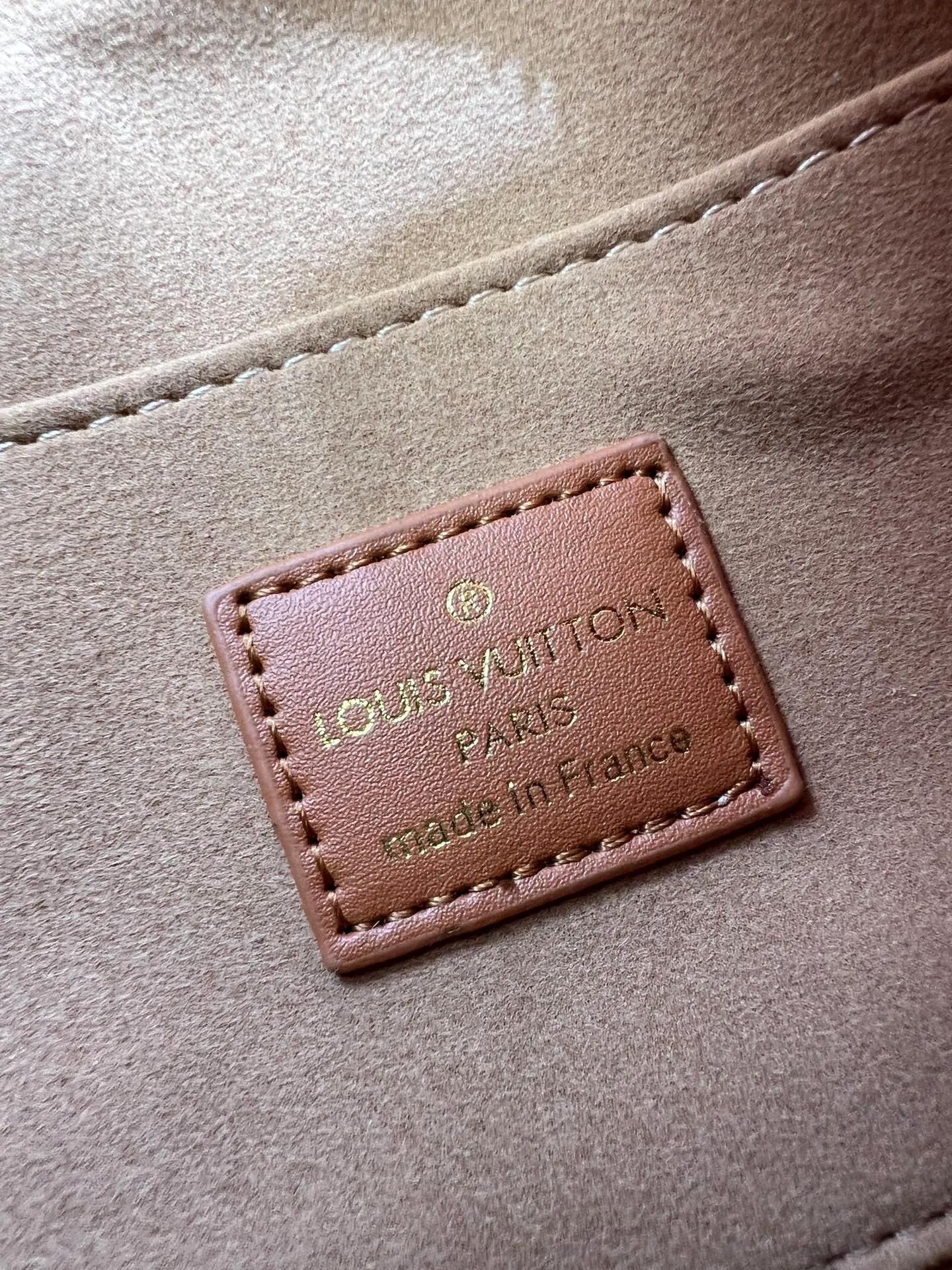 Batch 220💰Upgraded original M12174 This Pochette Sèvres belongs to the LV ski collection and is ready to shine in a "shiny" gun metal tone. It's crafted from signature Monogram Empreinte leather with pale gold hardware for an elegant contrast. The double zip closure features two pendants, one depicting an LV ring and the other displaying a crystal-embellished Monogram flower. Think of it as the perfect après-ski bag. Dimensions: 25 x 13 x 5 cm (length x height x width)