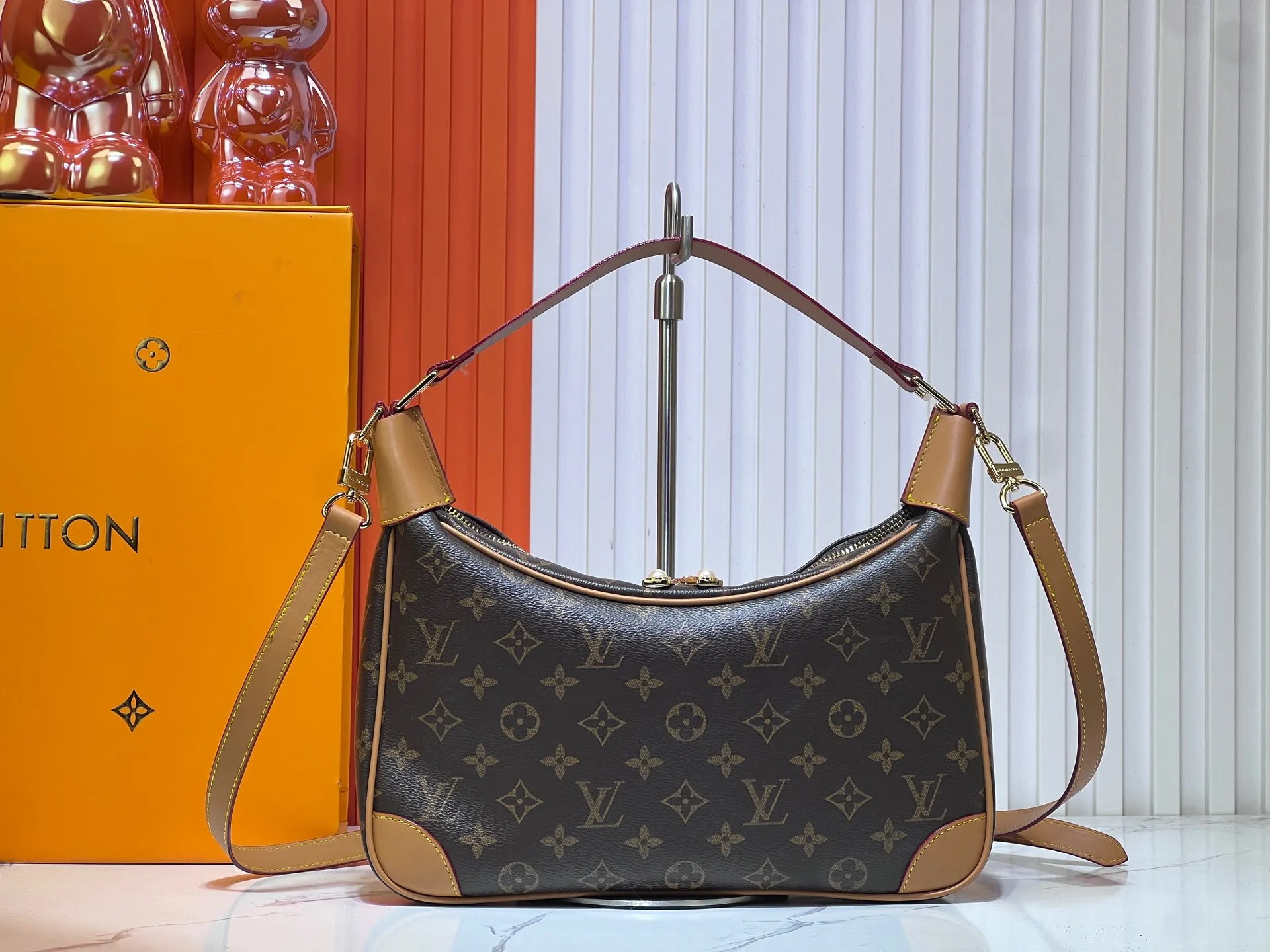 Batch 260💰Upgraded original version M14196 Presbyopia Unisex 2025 Early Spring Soft Leather Series Horn HoboLV croissant bag has always been a classic in the fashion industry, and the medieval LV cross-body shoulder bag is even more popular! This bag not only has the unique charm of the LV brand, but also allows you to walk with fashion and become your best matching weapon! The advantage of the second-hand LV cross-body shoulder bag lies in its quality and sense of history. After the baptism of time, it becomes even more unique and charming. Whether going to work, shopping or attending a party, this bag can easily hold up to various occasions. Its design is simple and elegant, and it can show your fashion taste with any clothing. Dimensions length, height and width: 31✘23✘6cm