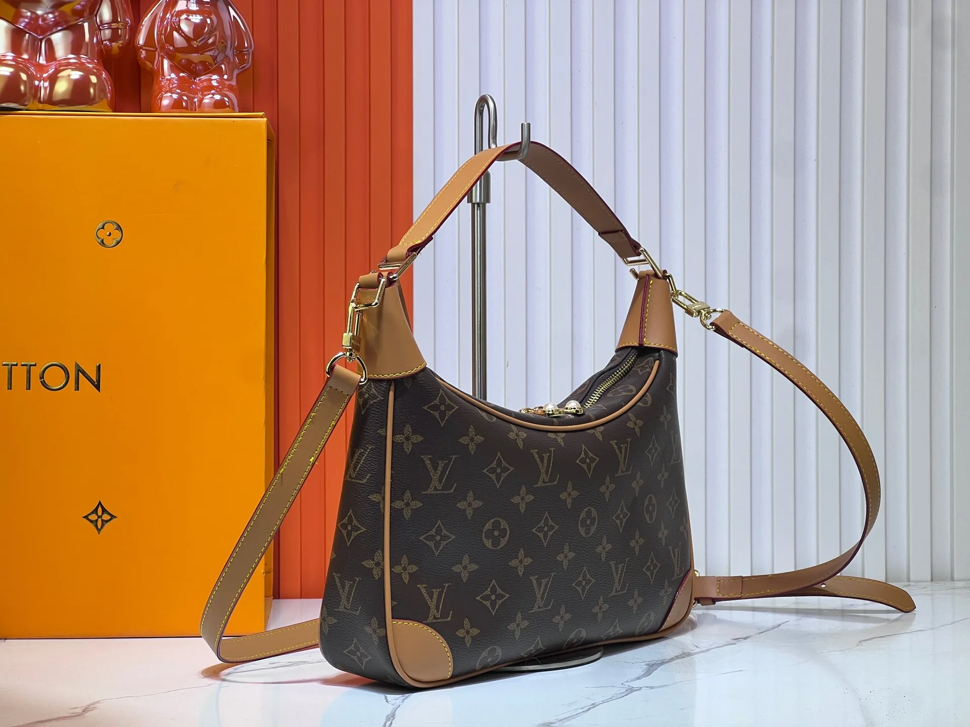 Batch 260💰Upgraded original version M14196 Presbyopia Unisex 2025 Early Spring Soft Leather Series Horn HoboLV croissant bag has always been a classic in the fashion industry, and the medieval LV cross-body shoulder bag is even more popular! This bag not only has the unique charm of the LV brand, but also allows you to walk with fashion and become your best matching weapon! The advantage of the second-hand LV cross-body shoulder bag lies in its quality and sense of history. After the baptism of time, it becomes even more unique and charming. Whether going to work, shopping or attending a party, this bag can easily hold up to various occasions. Its design is simple and elegant, and it can show your fashion taste with any clothing. Dimensions length, height and width: 31✘23✘6cm