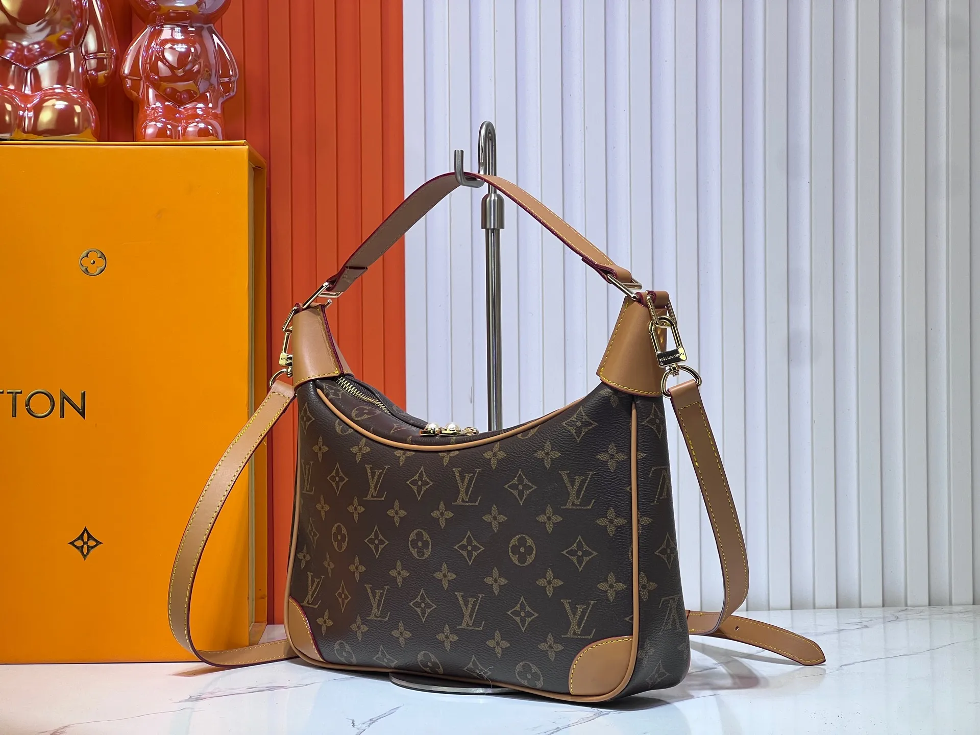 Batch 260💰Upgraded original version M14196 Presbyopia Unisex 2025 Early Spring Soft Leather Series Horn HoboLV croissant bag has always been a classic in the fashion industry, and the medieval LV cross-body shoulder bag is even more popular! This bag not only has the unique charm of the LV brand, but also allows you to walk with fashion and become your best matching weapon! The advantage of the second-hand LV cross-body shoulder bag lies in its quality and sense of history. After the baptism of time, it becomes even more unique and charming. Whether going to work, shopping or attending a party, this bag can easily hold up to various occasions. Its design is simple and elegant, and it can show your fashion taste with any clothing. Dimensions length, height and width: 31✘23✘6cm