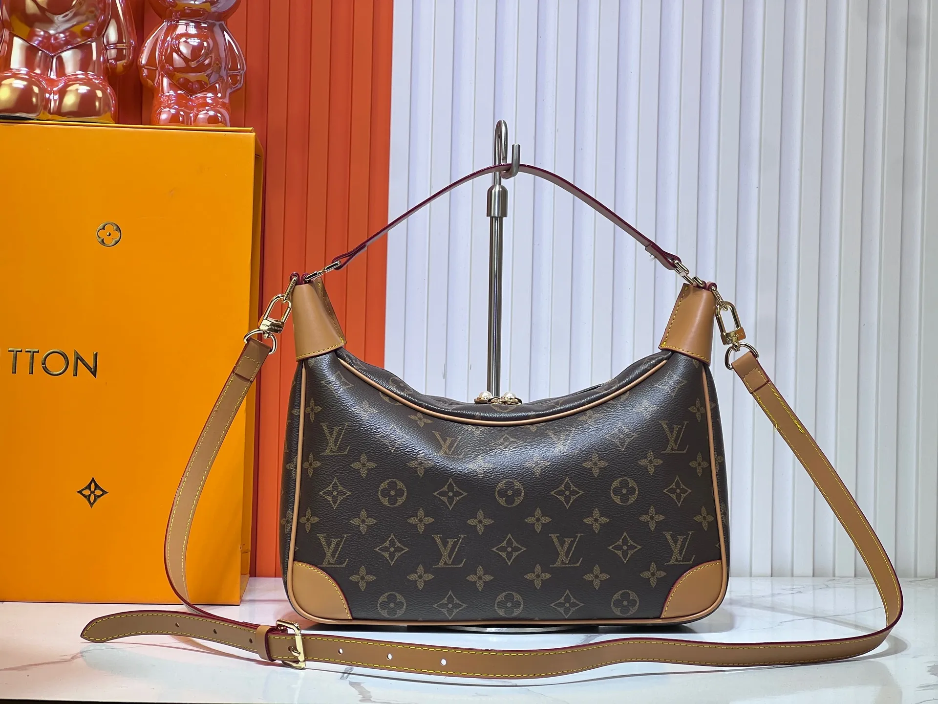 Batch 260💰Upgraded original version M14196 Presbyopia Unisex 2025 Early Spring Soft Leather Series Horn HoboLV croissant bag has always been a classic in the fashion industry, and the medieval LV cross-body shoulder bag is even more popular! This bag not only has the unique charm of the LV brand, but also allows you to walk with fashion and become your best matching weapon! The advantage of the second-hand LV cross-body shoulder bag lies in its quality and sense of history. After the baptism of time, it becomes even more unique and charming. Whether going to work, shopping or attending a party, this bag can easily hold up to various occasions. Its design is simple and elegant, and it can show your fashion taste with any clothing. Dimensions length, height and width: 31✘23✘6cm