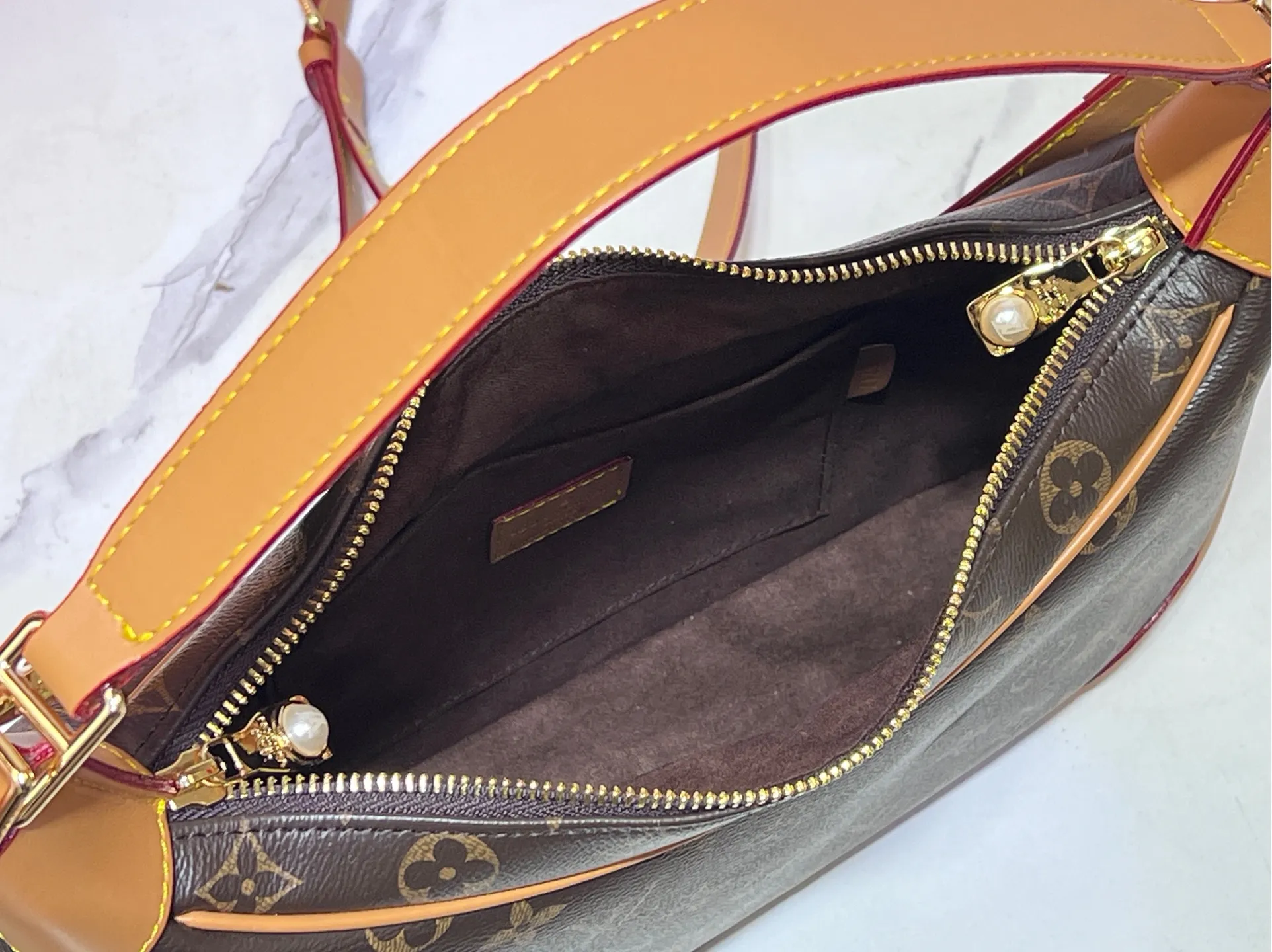 Batch 260💰Upgraded original version M14196 Presbyopia Unisex 2025 Early Spring Soft Leather Series Horn HoboLV croissant bag has always been a classic in the fashion industry, and the medieval LV cross-body shoulder bag is even more popular! This bag not only has the unique charm of the LV brand, but also allows you to walk with fashion and become your best matching weapon! The advantage of the second-hand LV cross-body shoulder bag lies in its quality and sense of history. After the baptism of time, it becomes even more unique and charming. Whether going to work, shopping or attending a party, this bag can easily hold up to various occasions. Its design is simple and elegant, and it can show your fashion taste with any clothing. Dimensions length, height and width: 31✘23✘6cm
