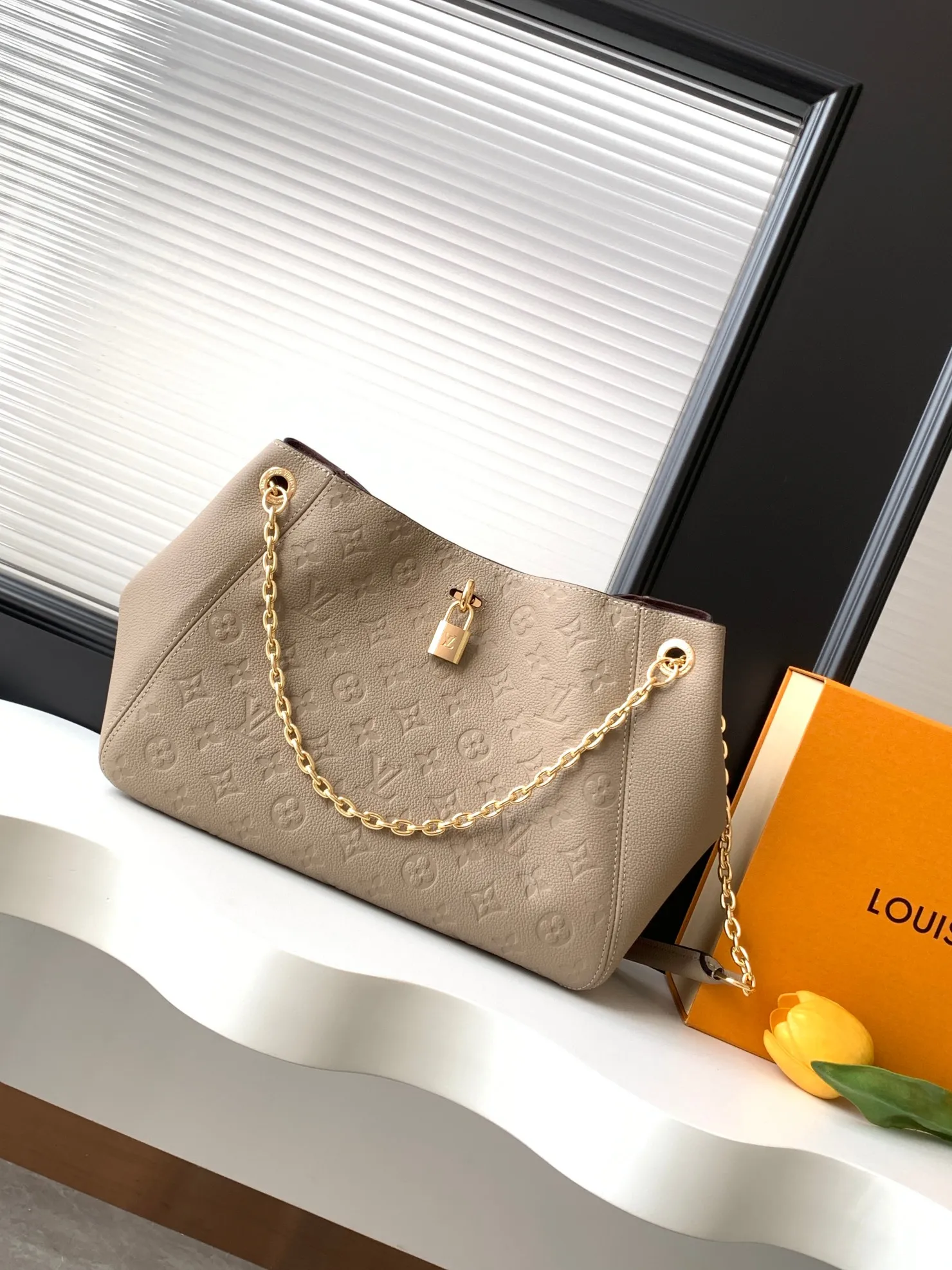 💰1020 (top layer leather) top original order dynamic 163c01 chip top original order enhanced version] Small size M14414 black M14659 apricot M14659 off-white This small Anytime handbag traces back to the Promenade handbag that was born in 1988, using modern touches to create a chic choice for day and night. Monogram Empreinte leather creates ample space for storing daily necessities. The LV padlock can also be hung from the sliding chain shoulder strap, allowing you to easily explore a variety of styling possibilities and carrying methods.  20 cm