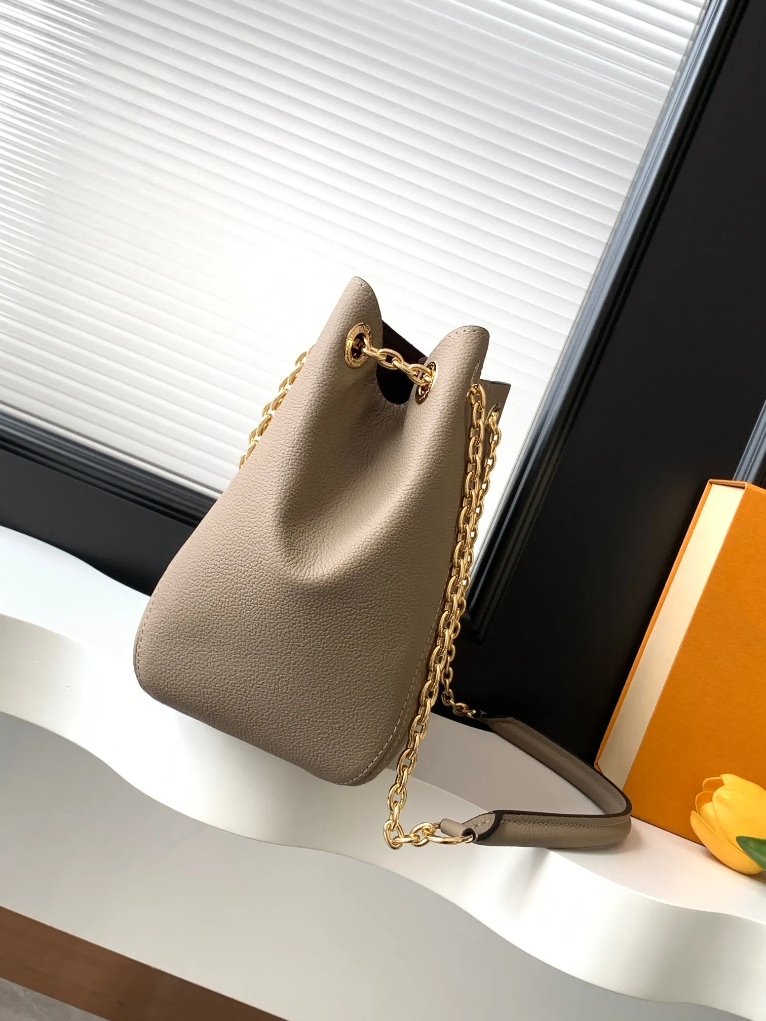 💰1020 (top layer leather) top original order dynamic 163c01 chip top original order enhanced version] Small size M14414 black M14659 apricot M14659 off-white This small Anytime handbag traces back to the Promenade handbag that was born in 1988, using modern touches to create a chic choice for day and night. Monogram Empreinte leather creates ample space for storing daily necessities. The LV padlock can also be hung from the sliding chain shoulder strap, allowing you to easily explore a variety of styling possibilities and carrying methods.  20 cm
