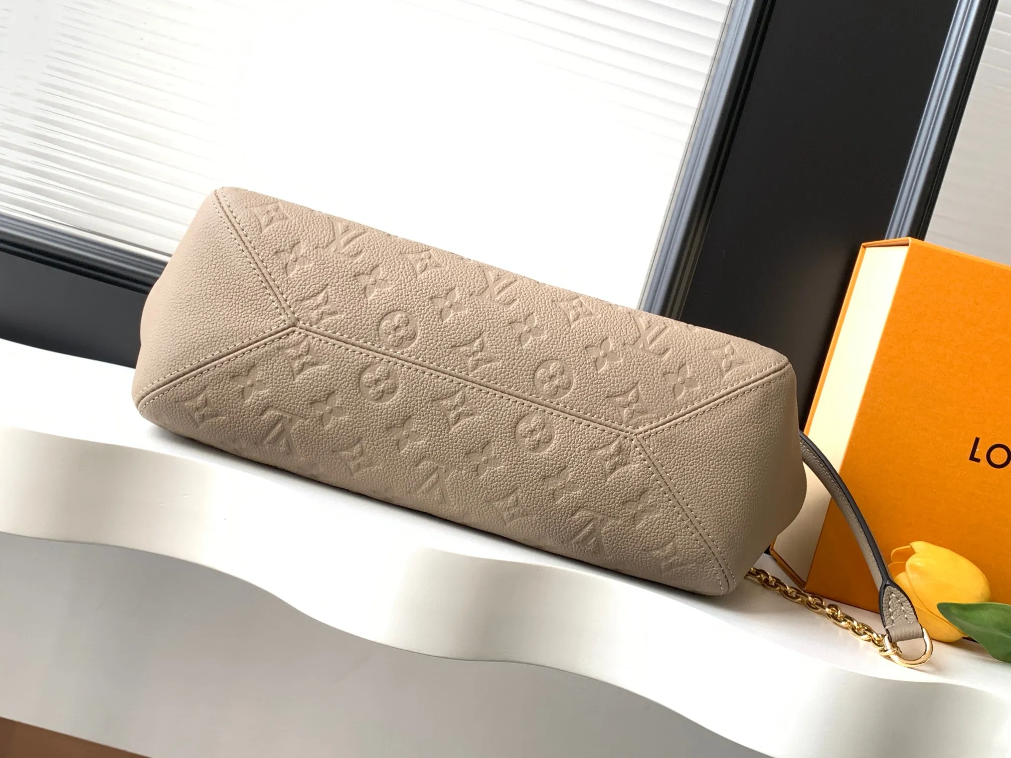 💰1020 (top layer leather) top original order dynamic 163c01 chip top original order enhanced version] Small size M14414 black M14659 apricot M14659 off-white This small Anytime handbag traces back to the Promenade handbag that was born in 1988, using modern touches to create a chic choice for day and night. Monogram Empreinte leather creates ample space for storing daily necessities. The LV padlock can also be hung from the sliding chain shoulder strap, allowing you to easily explore a variety of styling possibilities and carrying methods.  20 cm