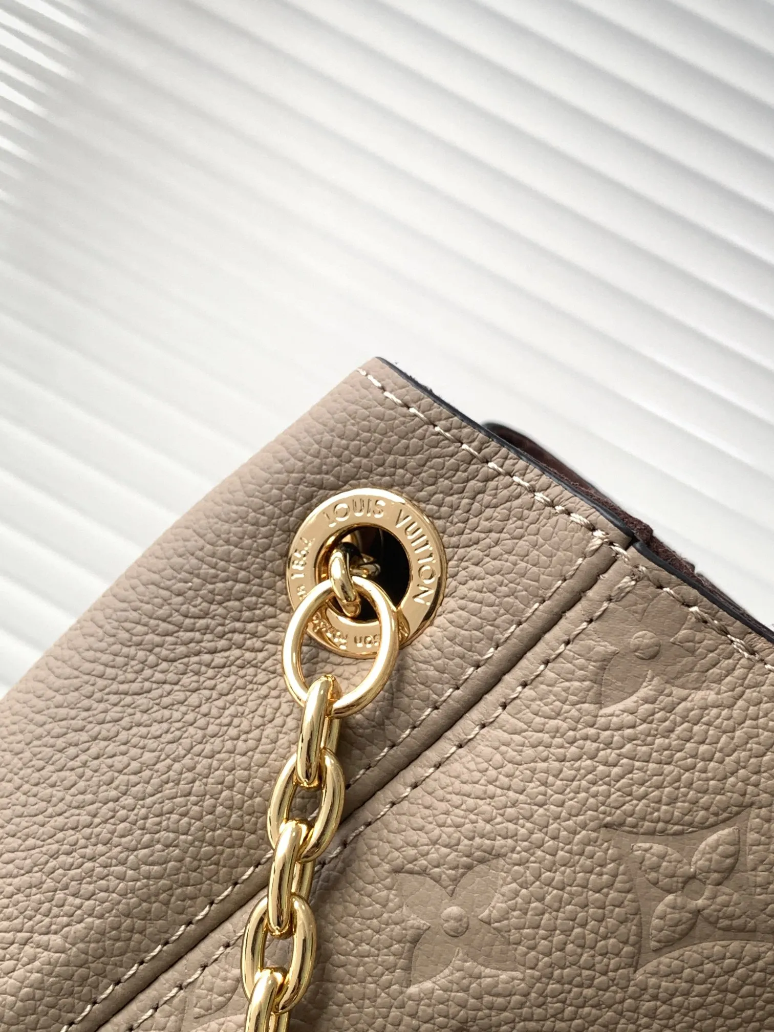 💰1020 (top layer leather) top original order dynamic 163c01 chip top original order enhanced version] Small size M14414 black M14659 apricot M14659 off-white This small Anytime handbag traces back to the Promenade handbag that was born in 1988, using modern touches to create a chic choice for day and night. Monogram Empreinte leather creates ample space for storing daily necessities. The LV padlock can also be hung from the sliding chain shoulder strap, allowing you to easily explore a variety of styling possibilities and carrying methods.  20 cm
